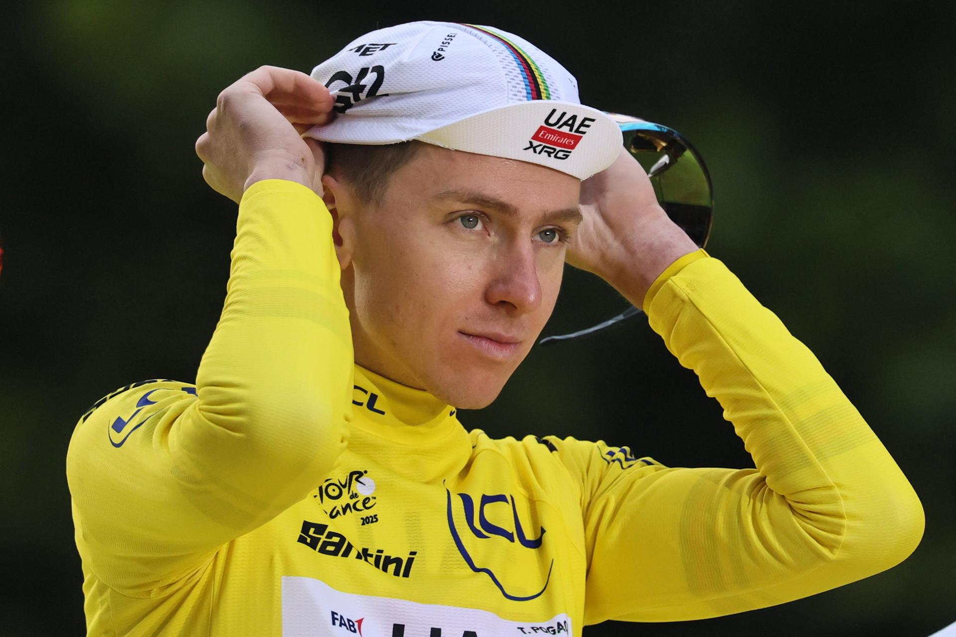 (France), 27/07/2025.- Slovenian rider Tadej Pogacar of UAE Team Emirates wearing the yellow jersey for overall leader celebrates on the podium his victory after the 21st and last stage of the Tour de France cycling race over 132.3km from Mantes-la-Ville to Paris, France, 27 July 2025. (Ciclismo, Francia) EFE/EPA/CHRISTOPHE PETIT TESSON
