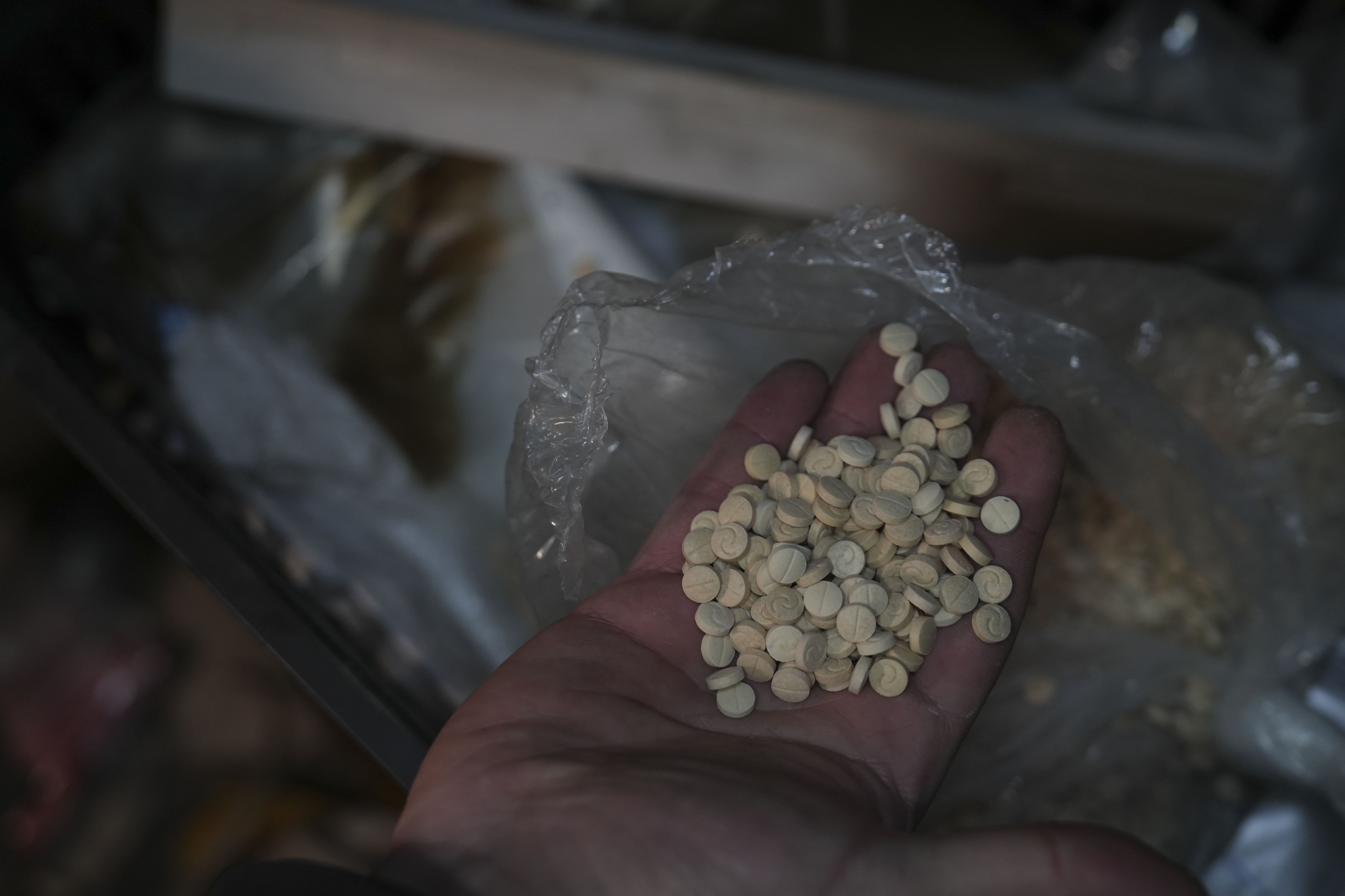*ACOMPAÑA CRÓNICA* DAMASCO, 15/12/2024.- En un sótano, oscuro y con olor a químico, millones de pastillas de captagón, la anfetamina conocida como "la cocaína de los pobres" o "la droga de los yihadistas", están desparramadas por el suelo y a cada paso forman un fino polvo que lo cubre todo. Surgen de decenas de supuestas baterías industriales, algunas completamente destruidas para revelar que en su interior llevan "unos cuatro kilos" de pastillas, según indica a EFE el custodio, militante armado del islamista Organismo de Liberación del Levante (HTS, en árabe), grupo que lideró la ofensiva que terminó con Al Asad hace justo una semana. EFE/Str