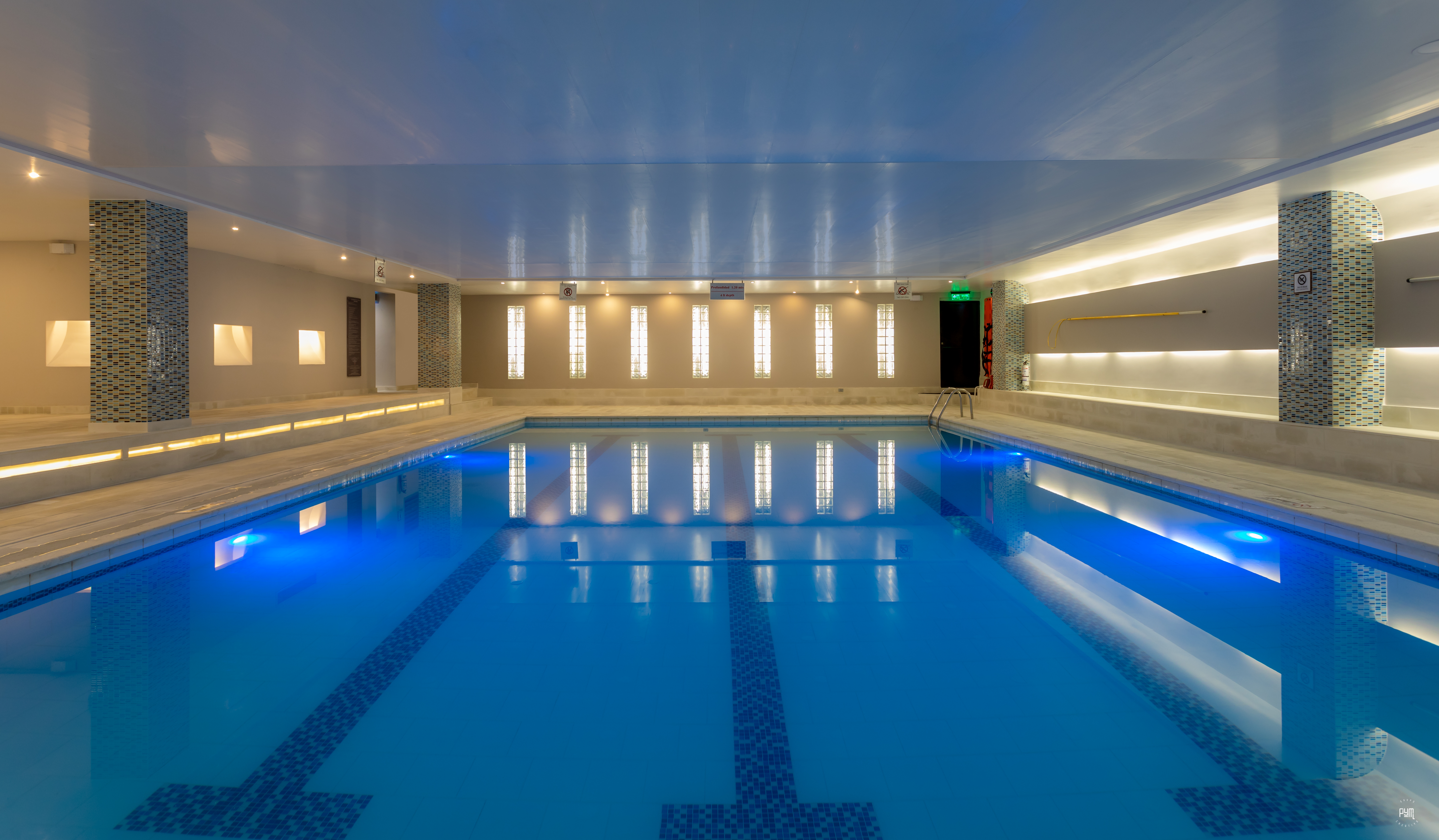 El hotel cuenta con un completo Fitness Center, piscina, jacuzzi, sauna, turco y spa recientemente renovados.
