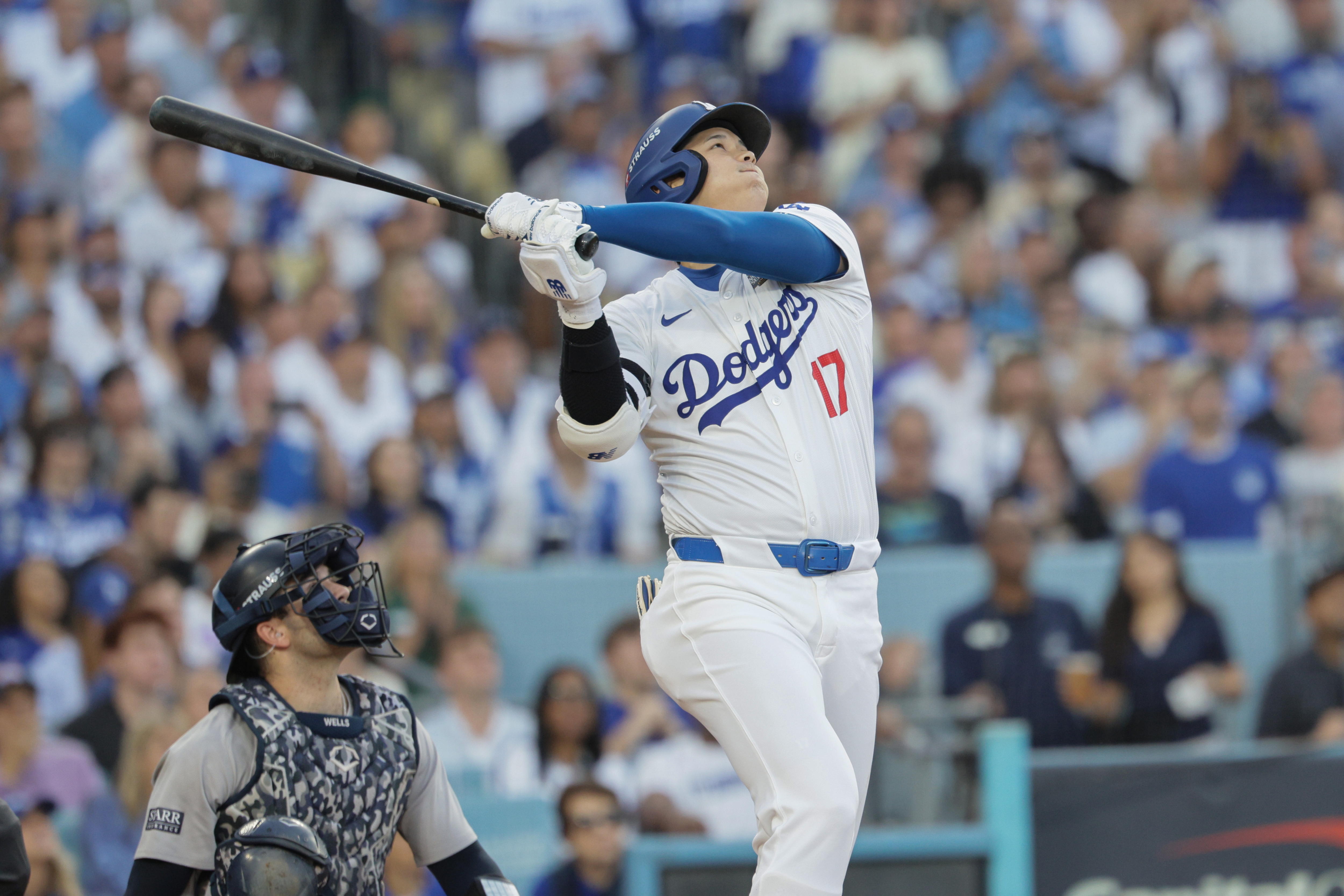 Los Angeles (United States), 26/10/2024.- Los Angeles Dodgers designated hitter Shohei Ohtani flies out from a pitch by New York Yankees pitcher Carlos Rodón during the first inning of the Major League Baseball (MLB) World Series game two between the American League Champion New York Yankees and the National League Champion Los Angeles Dodgers in Los Angeles, California, USA, 26 October 2024. The World Series is the best-of-seven games. (Nueva York) EFE/EPA/ALLISON DINNER