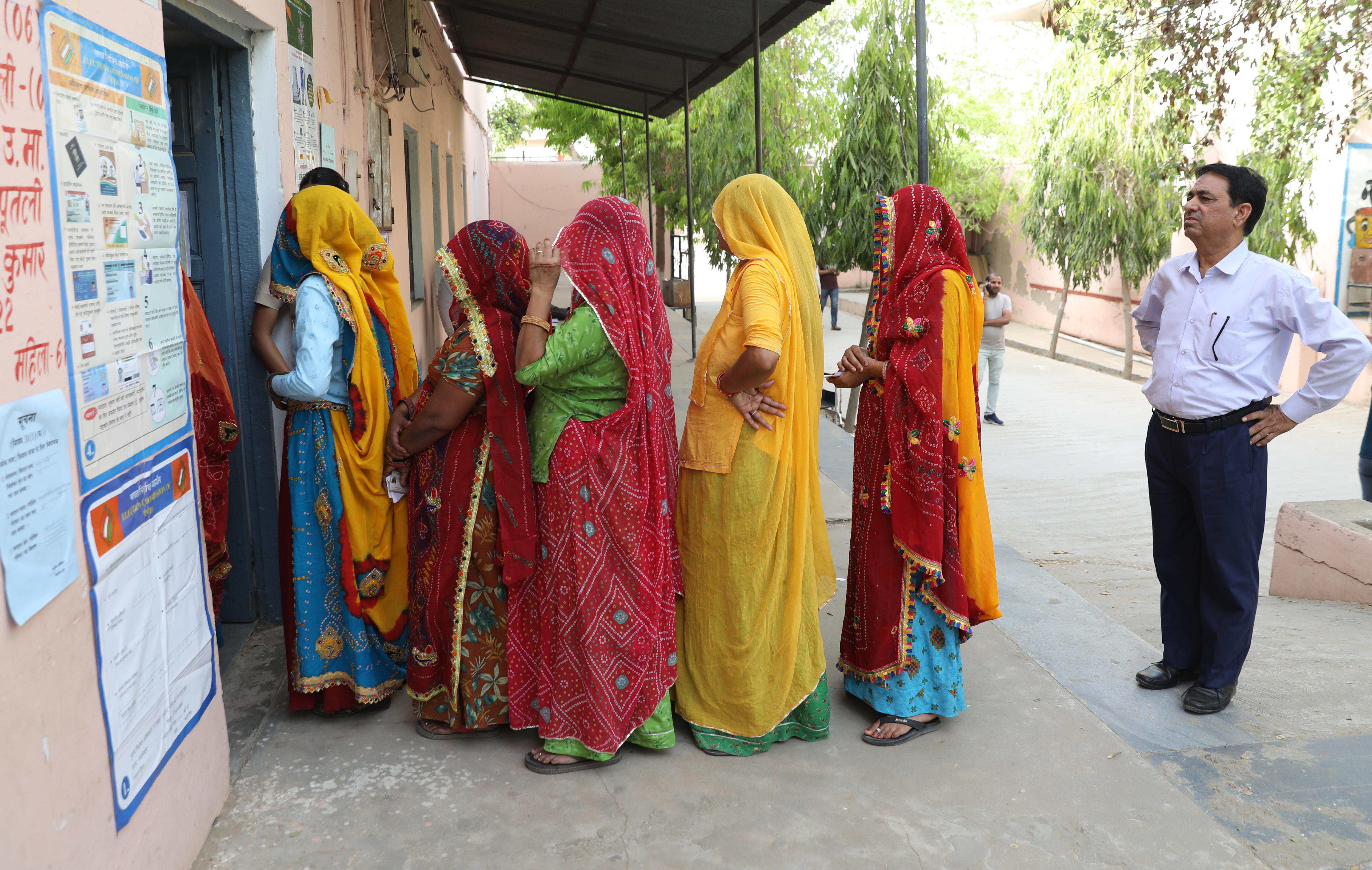 Rajasthan (India), 19/04/2024.- People queue at a polling station to cast their votes in the first phase of the general elections in Kotputli village in Rajasthan, India, 19 April 2024. Voting has begun in the Indian general elections. The elections will be held over seven phases between 19 April and 01 June 2024 with the results being announced on 04 June. (Elecciones) EFE/EPA/RAJAT GUPTA