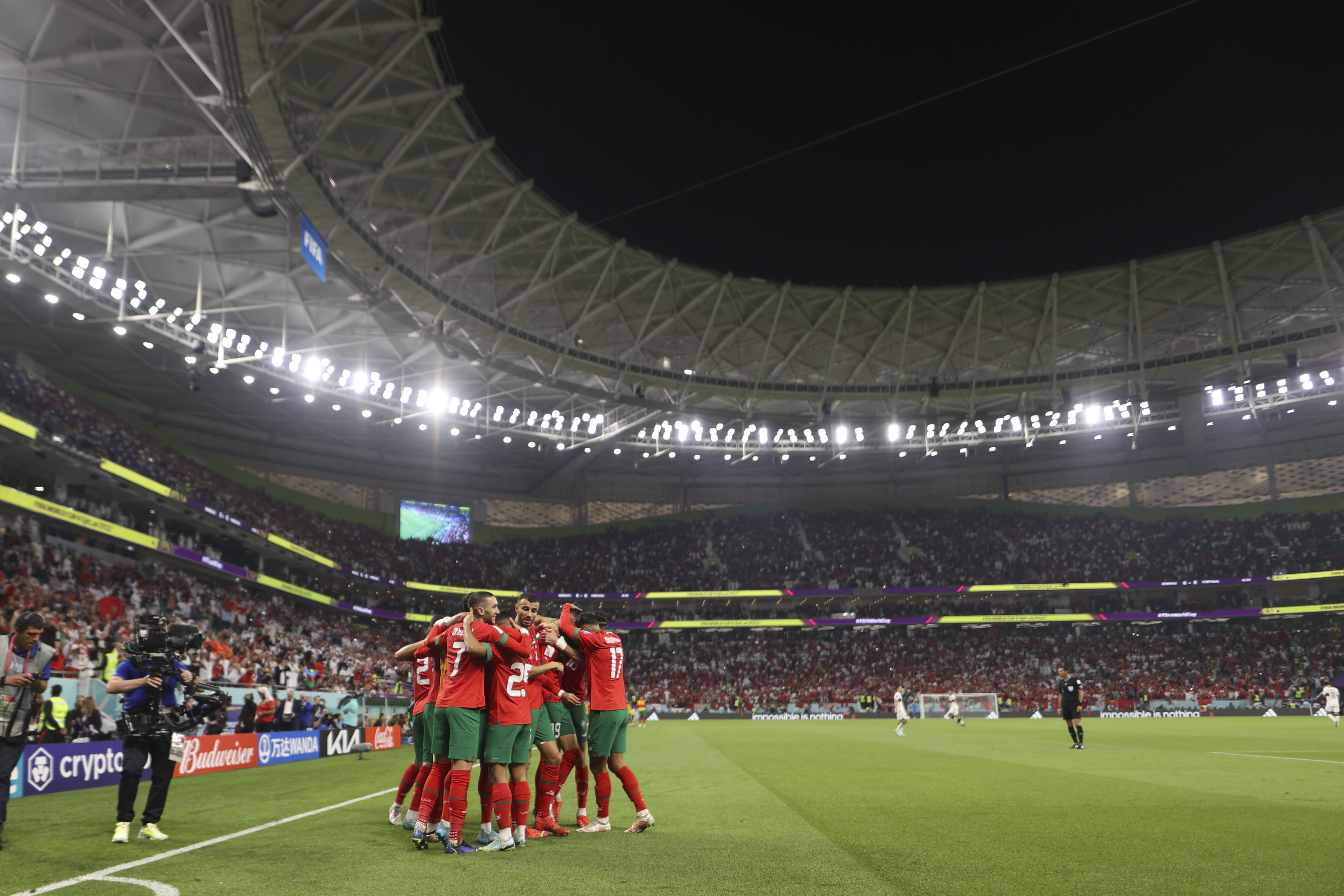 GR6017. DOHA (CATAR), 10/12/2022.- Jugadores de Marruecos celebran un gol de Youssef En-Nesyri hoy, en un partido de los cuartos de final del Mundial de Fútbol Qatar 2022 entre Marruecos y Portugal en el estadio Al Zumama en Doha (Catar). EFE/ Juan Ignacio Roncoroni