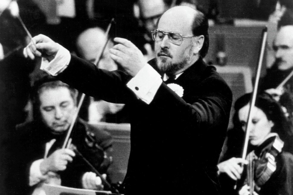 El músico estadounidense John Williams en su rol de director de orquesta en 1980. / EFE