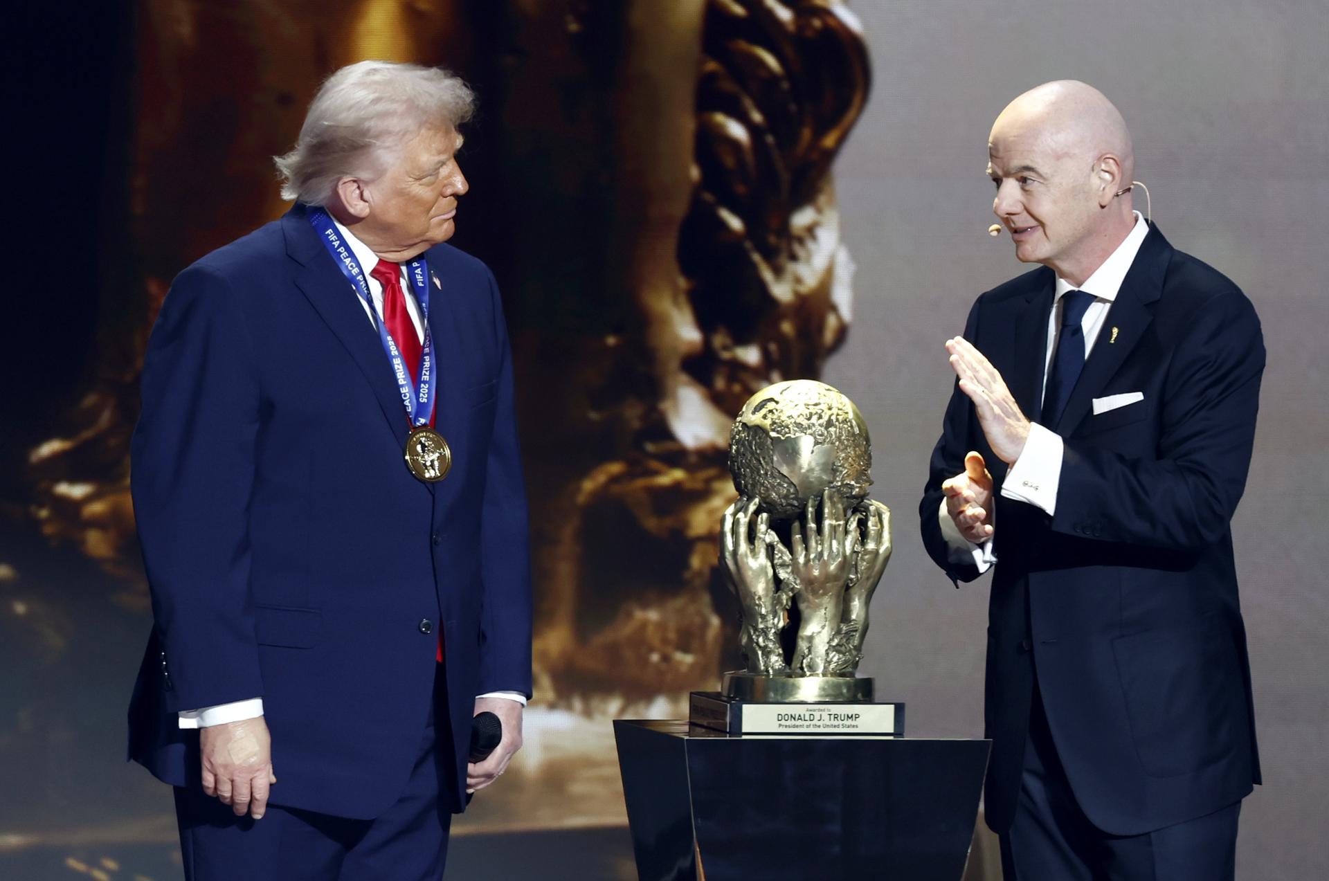 WASHINGTON (United States), 05/12/2025.- US President Donald Trump (L) receives the FIFA Peace Prize from FIFA President Giovanni Infantino during the FIFA World Cup 2026 Final Draw at the Kennedy Center in Washington DC, USA, 05 December 2025. (Mundial de Fútbol) EFE/EPA/WILL OLIVER