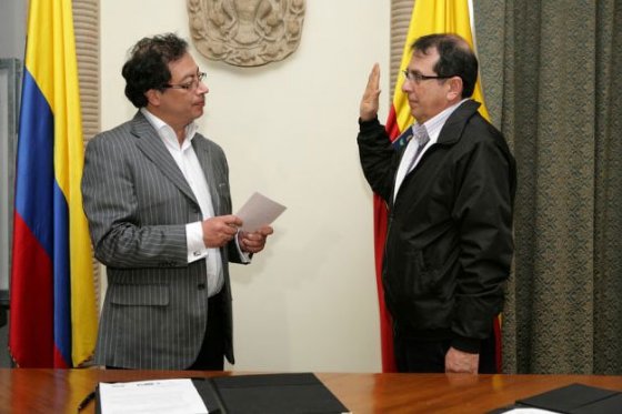 Duras críticas contra el funcionario de Petro que se fue a hacer campaña con Clara López