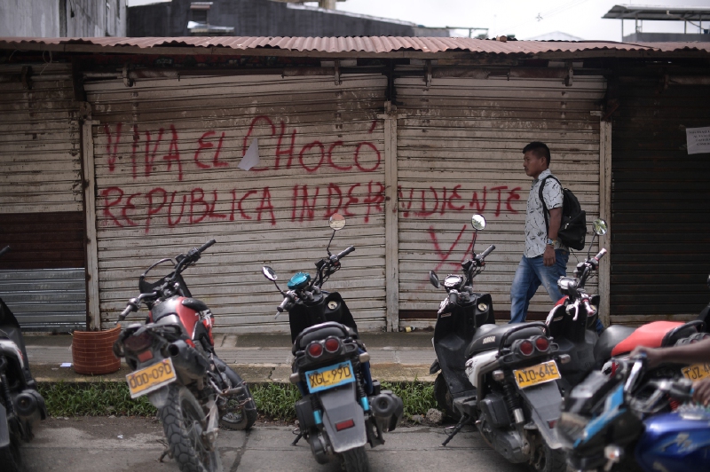 Los Mexicanos y los Zetas se disputan el territorio para el microtráfico y las armas. 