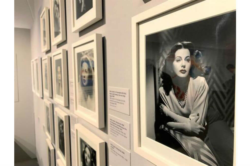 El Museo Judío de Viena repasa la vida de esta pionera -nacida con el nombre de Hedwig Kiesler- en una muestra inaugurada este martes que lleva por titulo "Lady Bluetooth". / EFE