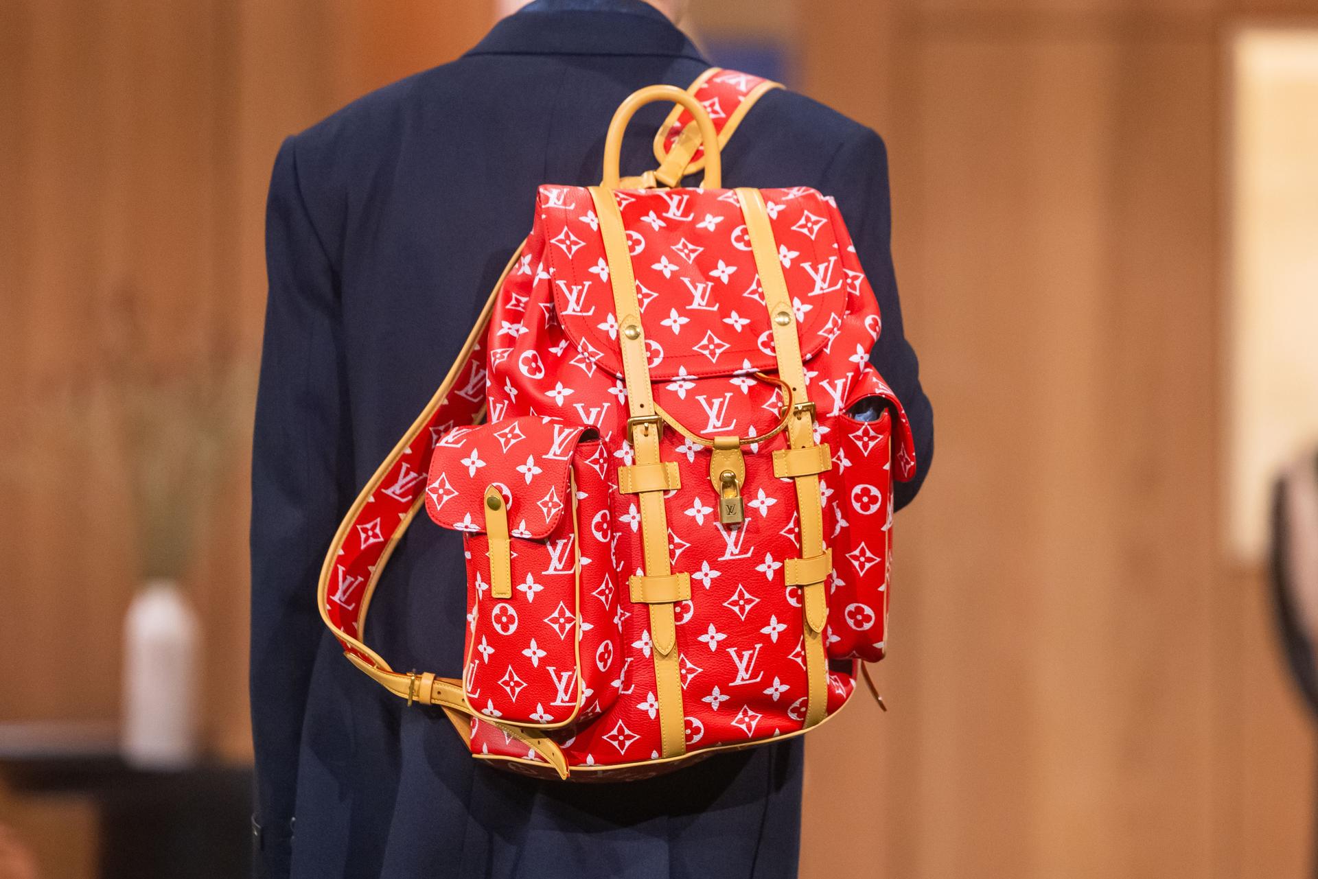 PARIS (France), 20/01/2026.- A model presents a creation from the Fall/Winter 2026/2027 collection by US designer Pharrell Williams for Louis Vuitton during the Paris Fashion Week, in Paris, France, 20 January 2026. The presentation of the men's collections runs from 20 January to 25 January 2026. (Moda, Francia) EFE/EPA/CHRISTOPHE PETIT TESSON
