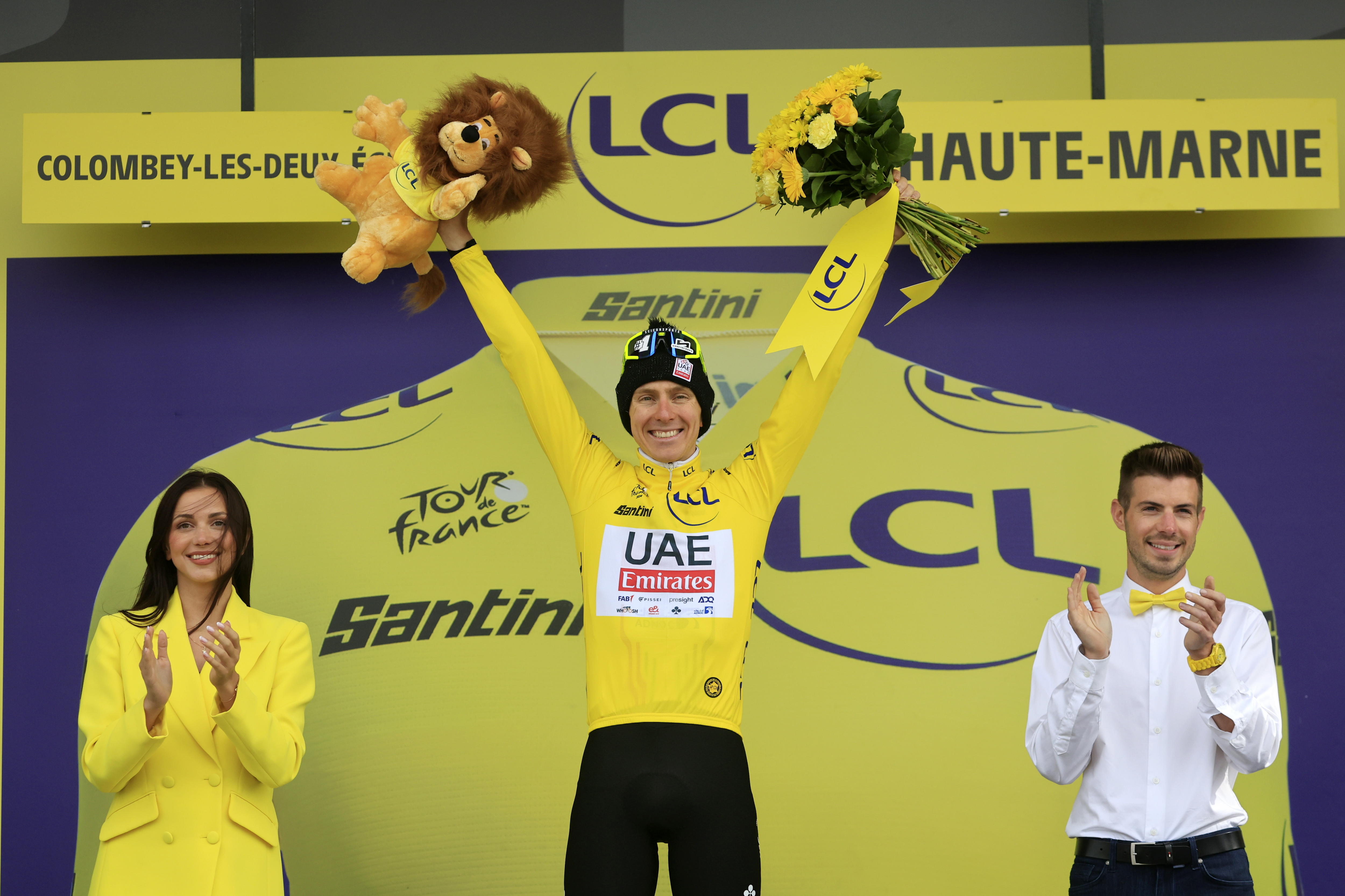 Colombey-les-deux-eglises (France), 06/07/2024.- Slovenian rider Tadej Pogacar of UAE Team Emirates celebrates in the overall leader's yellow jersey on the podium after the eighth stage of the 2024 Tour de France cycling race over 183km from Semur-en-Auxois to Colombey-les-Deux-Eglises, France, 06 July 2024. (Ciclismo, Francia, Eslovenia) EFE/EPA/GUILLAUME HORCAJUELO