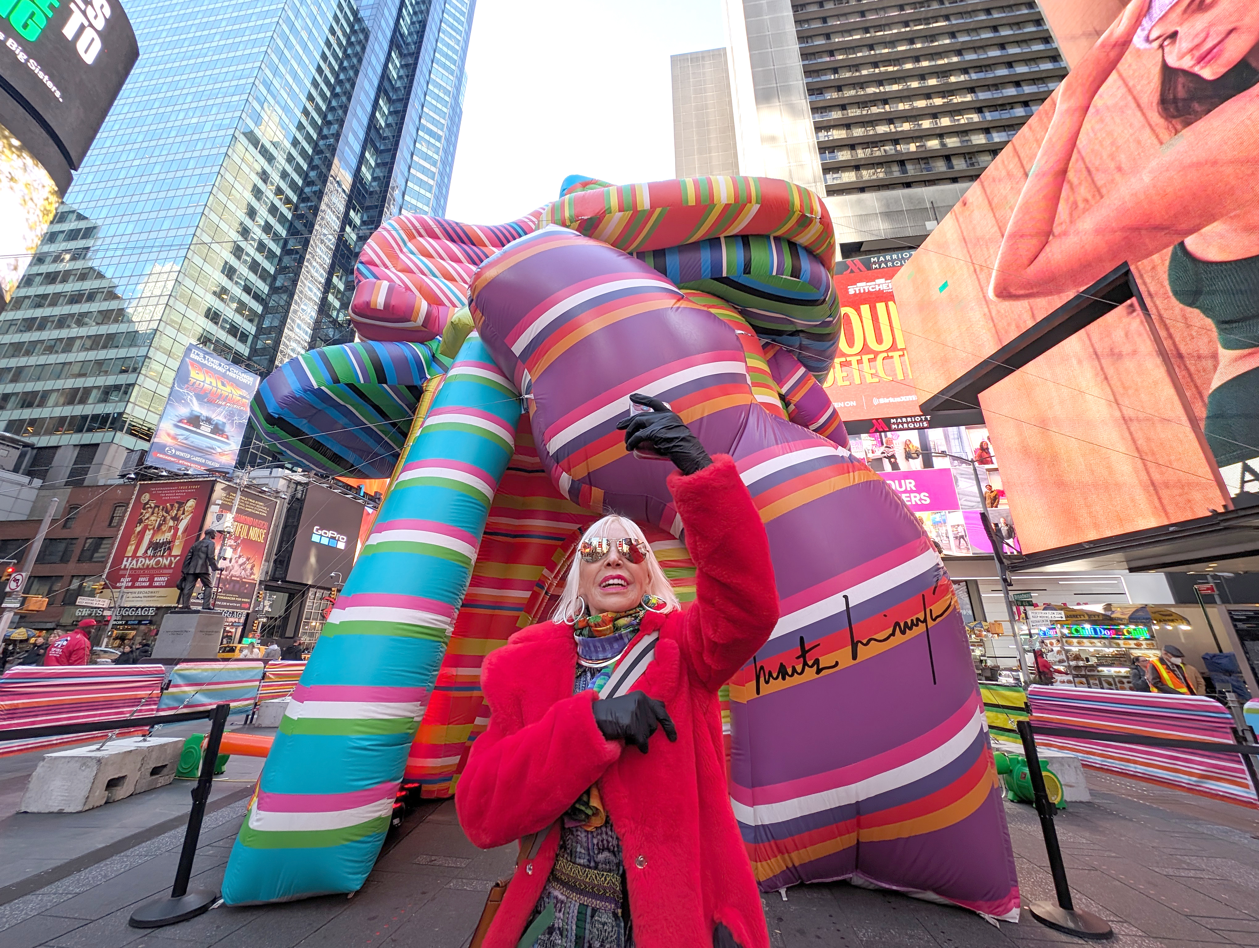 La argentina Marta Minujín expone en Times Square una escultura hinchable de 9 metros