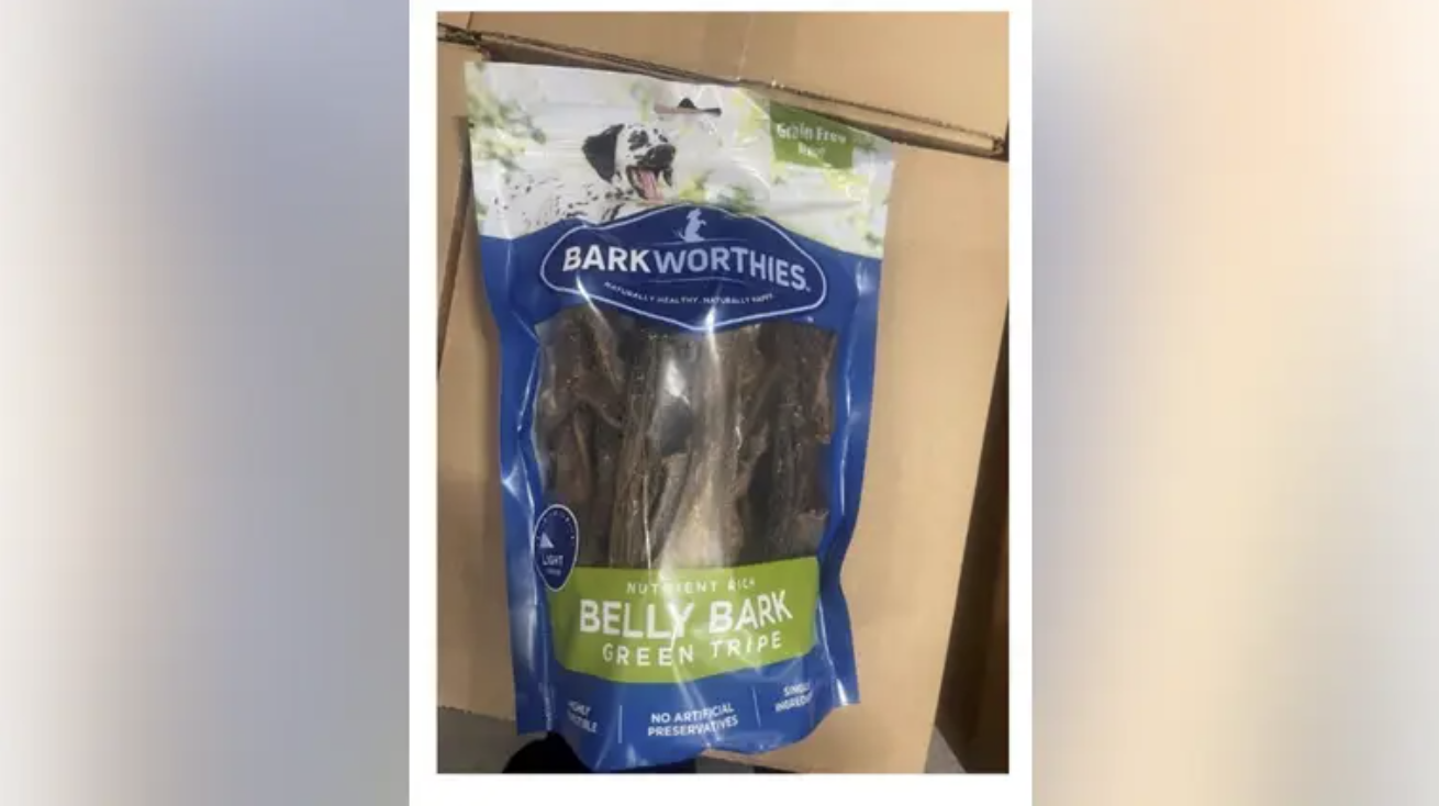 Retiran del mercado golosinas para perros por posible contaminación con metales