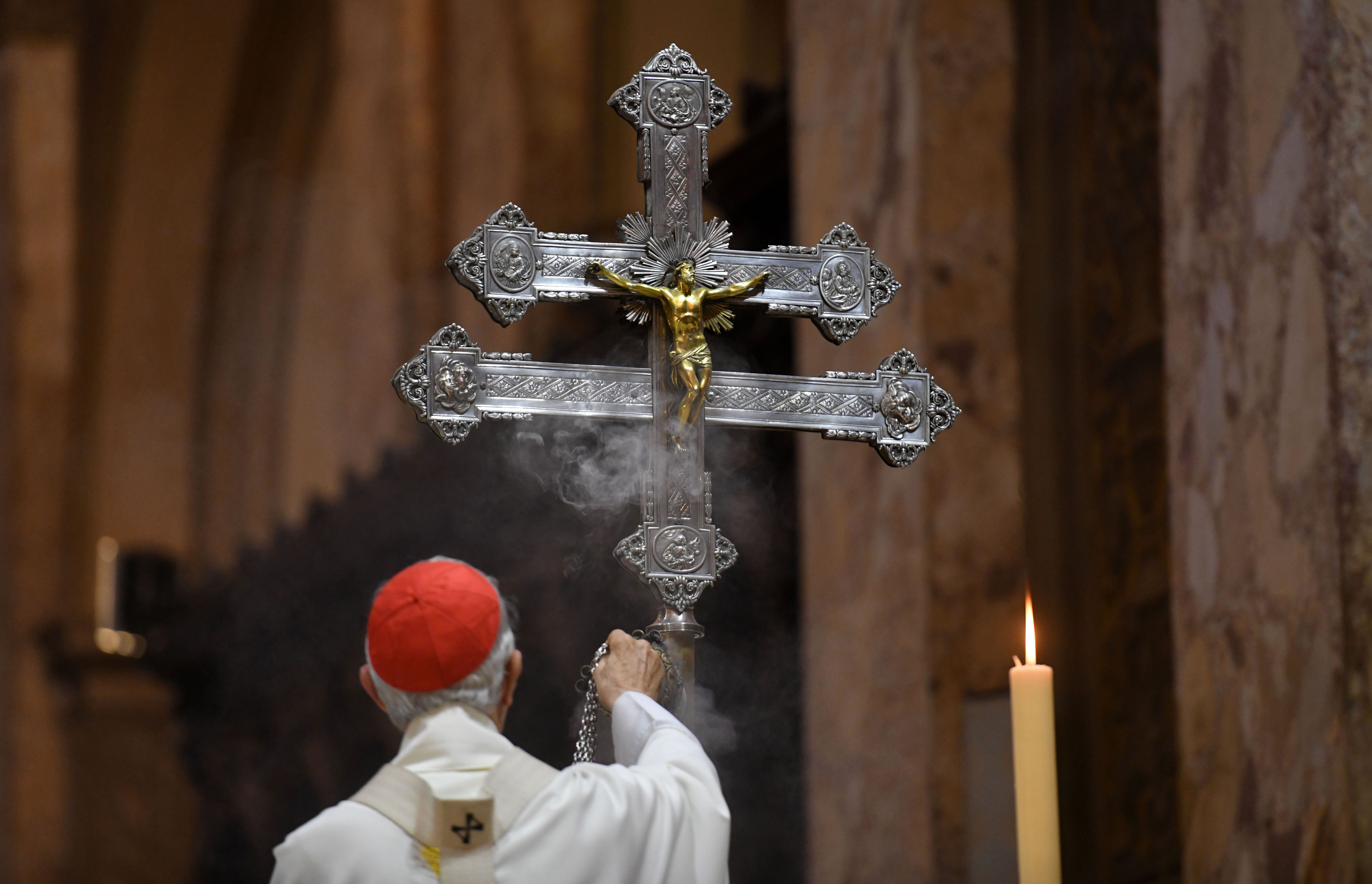 Revelan nombres de 27 sacerdotes implicados en casos de abuso de menores en Canadá