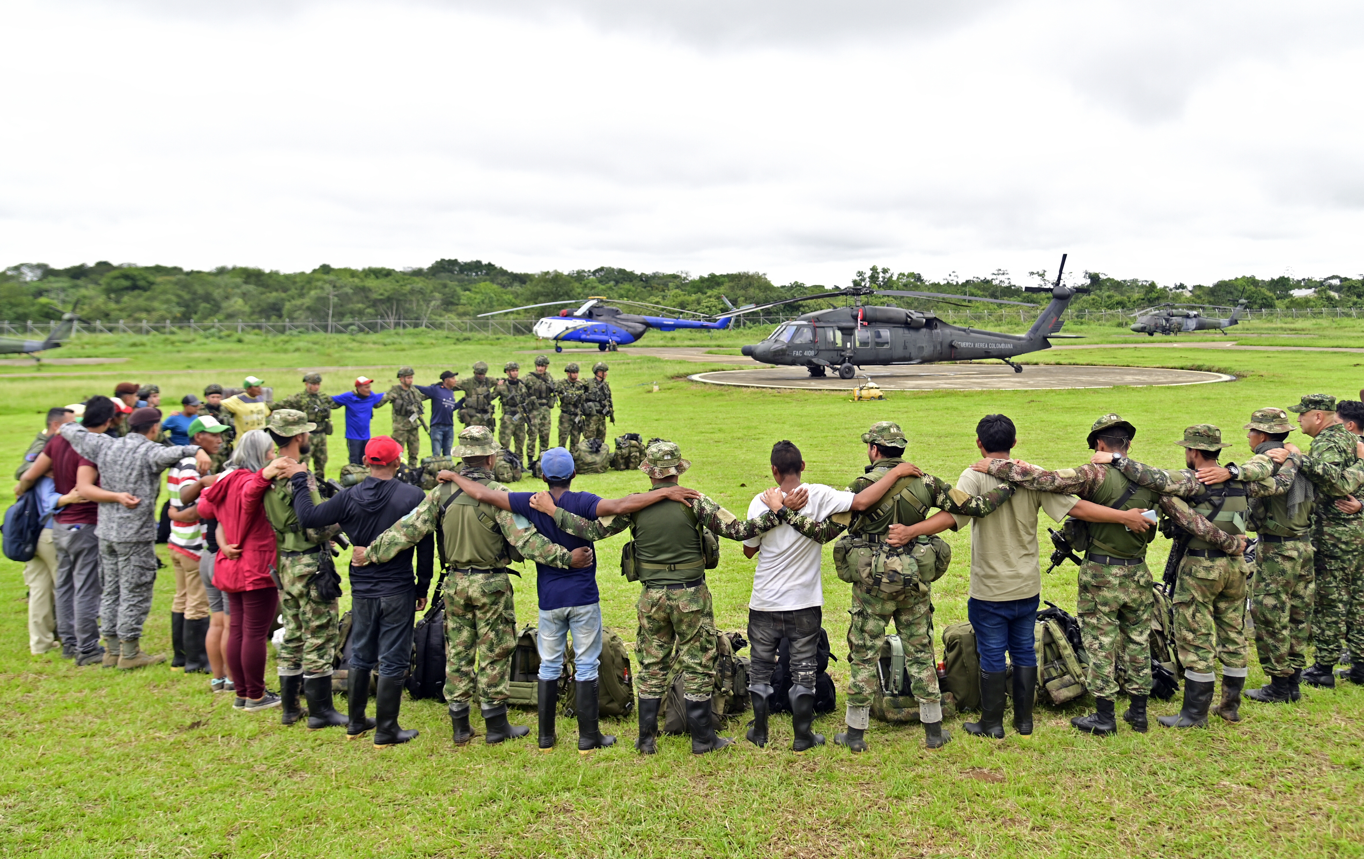 AME483. SAN JOSÉ DEL GUAVIARE (COLOMBIA), 21/05/2023.- Fotografía cedida por la Presidencia de Colombia de los soldados e indígenas que apoyan la búsqueda de los cuatro niños perdidos en la selva tras un accidente aéreo, en Guaviare (Colombia). La familia de los niños perdidos pidió que las labores de búsqueda prosigan y no aflojen hasta que no les hayan encontrado. La familia está agradecida por los esfuerzos que está haciendo tanto el Gobierno y el Ejército como las comunidades indígenas para encontrar a Lesly Mukutuy, de 11 años; a Soleiny Mukutuy, de 9 años; a Tien Noriel Ronoque Mukutuy, de 4 años, y al bebé de 11 mses Cristin Neruman Ranoque. EFE/ Presidencia De Colombia SÓLO USO EDITORIAL/SÓLO DISPONIBLE PARA ILUSTRAR LA NOTICIA QUE ACOMPAÑA (CRÉDITO OBLIGATORIO)