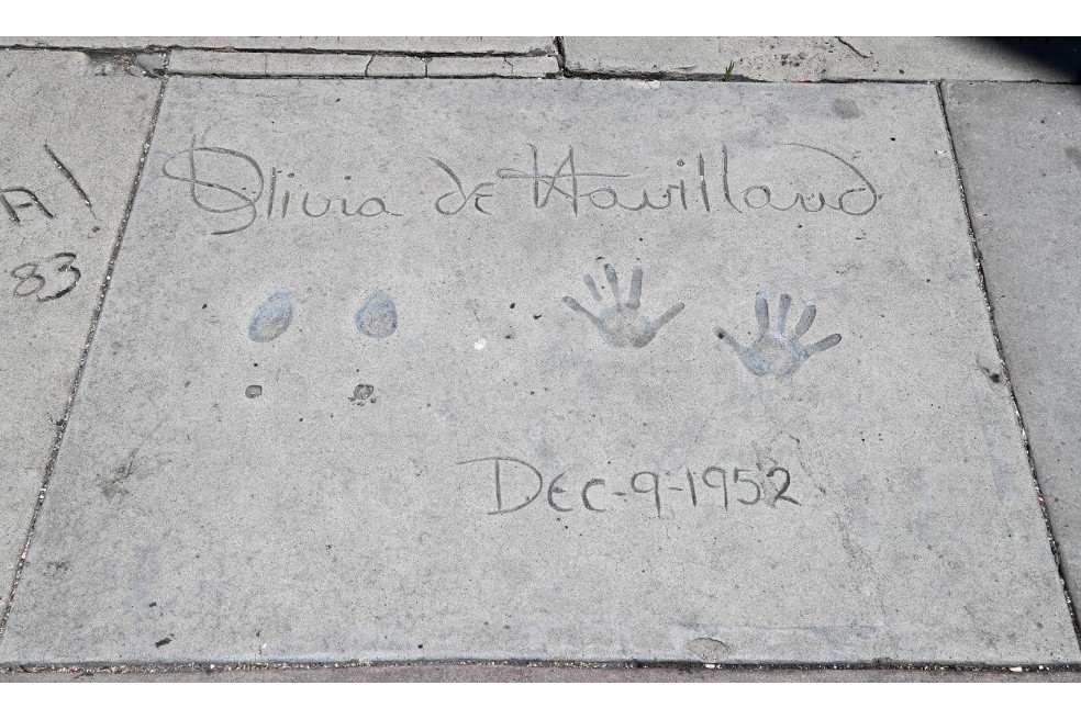 Huellas de Olivia de Havilland en el Teatro Chino de Los Ángeles