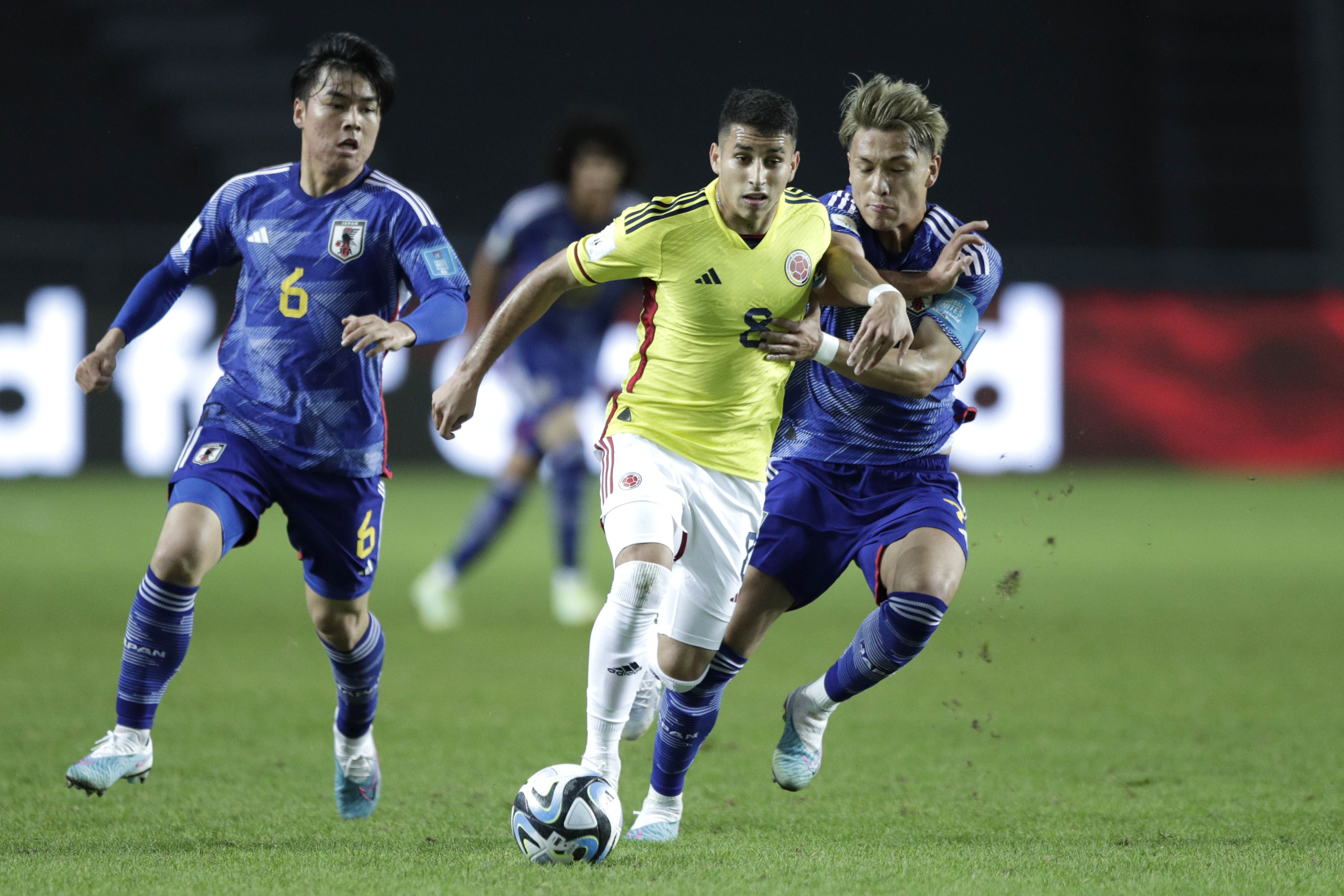 AMDEP1919. LA PLATA (ARGENTINA), 24/05/2023.- Kuryu Matsuki (d) de Japón disputa el balón con Gustavo Puerta (c) de Colombia hoy, en un partido del grupo C de la Copa Mundial de Fútbol sub-20 entre Japón y Colombia en el estadio Diego Armando Maradona en La Plata (Argentina). EFE/ Demian Alday Estevez
