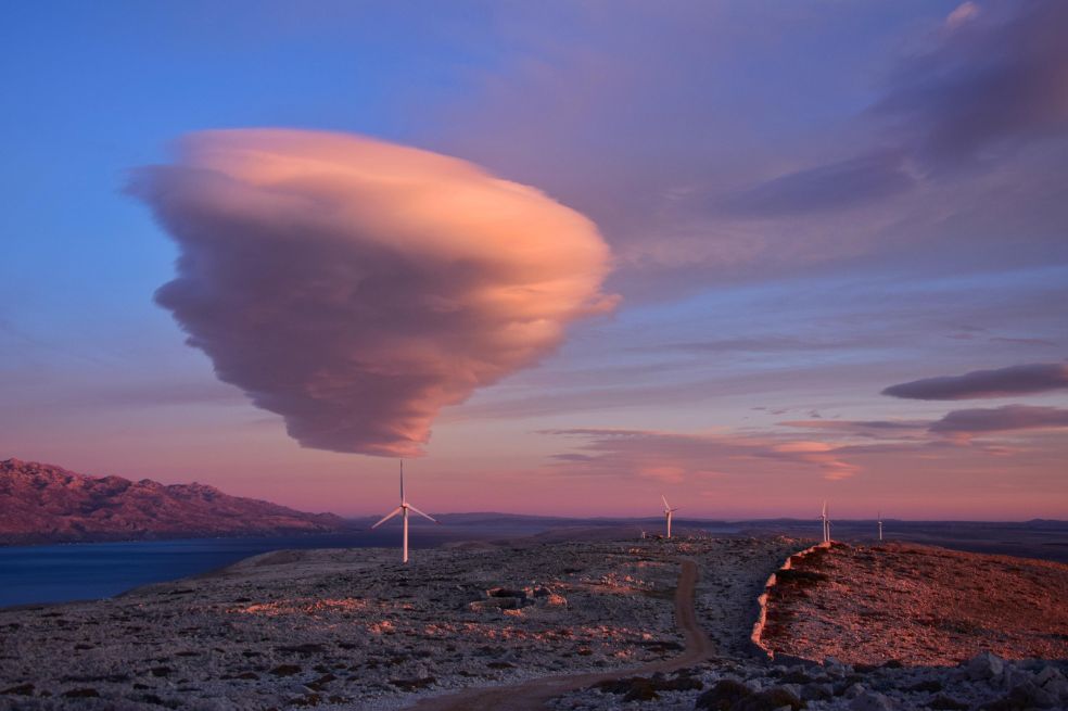 Katica Mustapić tituló su imagen Triángulo. Se trata de una puesta de sol con un aerogenerador y una nube lenticular en forma de triángulo. Fue tomada en la Isla de Pag, Croacia.