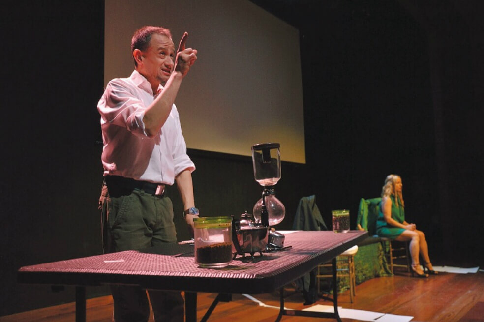 Bernardo García interpreta el papel de Max, uno de los personajes principales de la obra “¿Amor, café?”./ Cortesía
