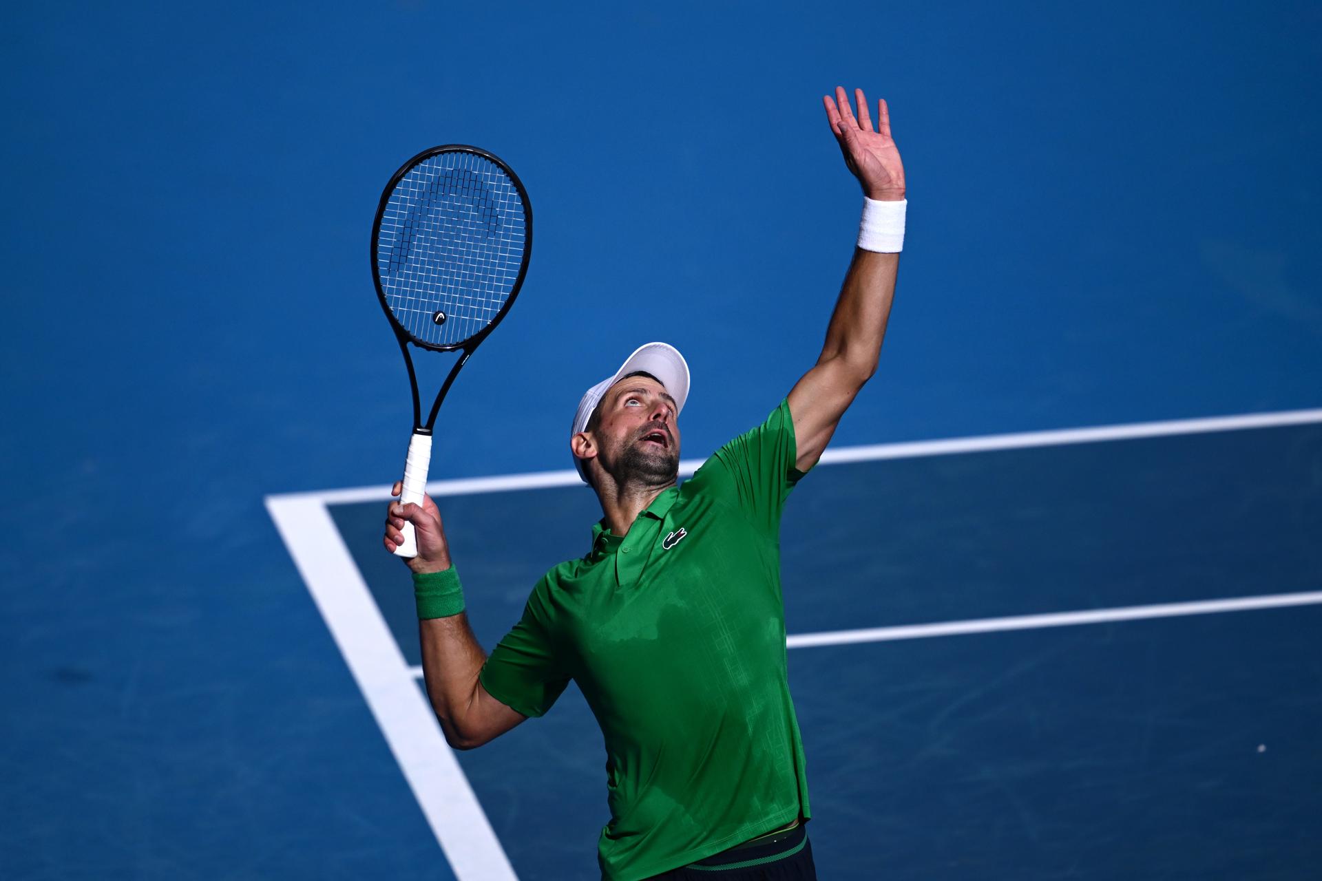 Melbourne (Australia), 15/01/2026.- Novak Djokovic of Serbia in action against Frances Tiafoe of the USA during a charity exhibition match ahead of the Australian Open (AO) tennis tournament at Melbourne Park in Melbourne, Australia, 15 January 2026. (Tenis) EFE/EPA/JOEL CARRETT AUSTRALIA AND NEW ZEALAND OUT EDITORIAL USE ONLY
