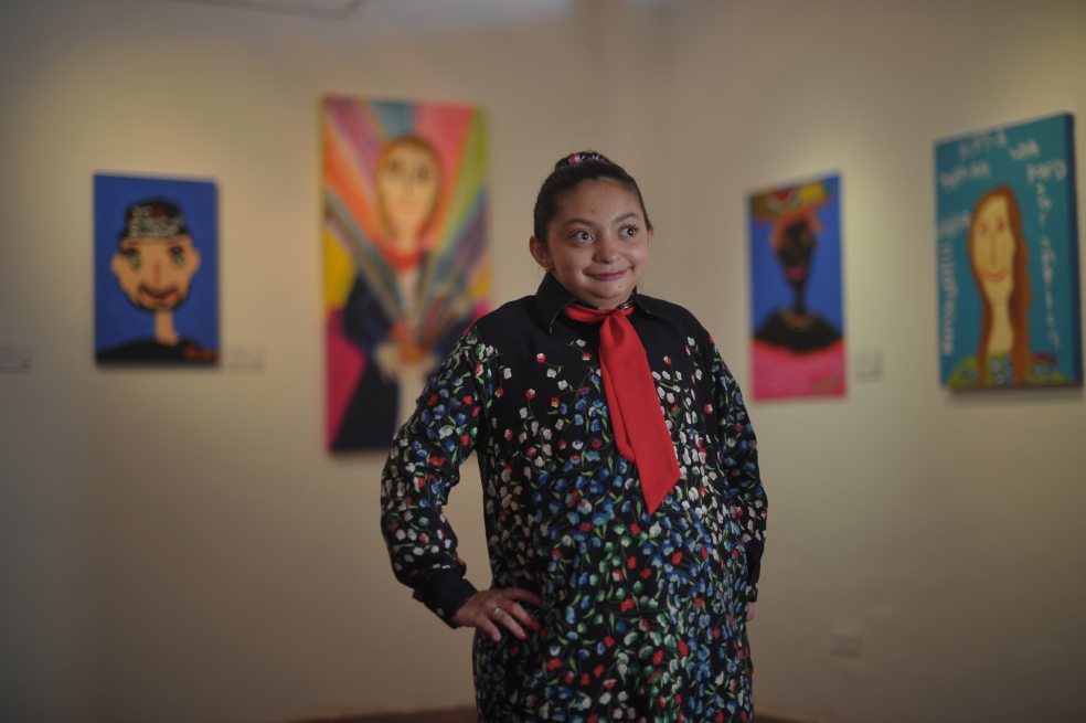 La artista que pinta retratos con grandes ojos