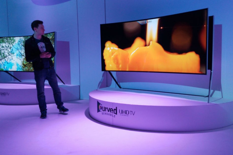 Así luce el nuevo televisor curvo UHD de Samsung. Tiene 105 pulgas / David Mayorga
