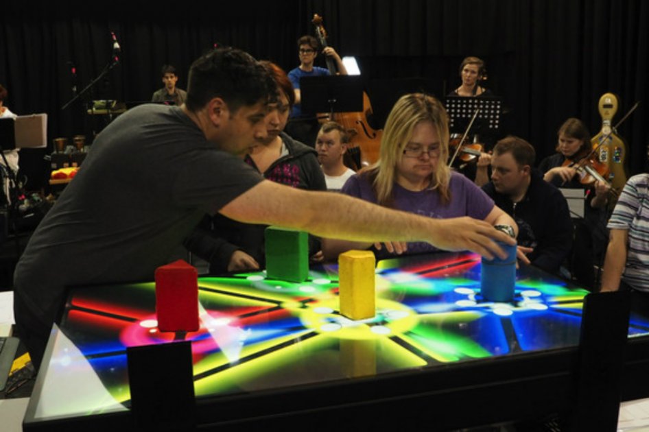 Esta es la mesa Resonance que funcionó durante el Festival de Melbourne. /Cortesía: Agecia Sinc y Footscray Community Arts Centre (Australia)