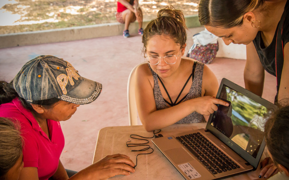 Pie de foto: Las mujeres aprendieron a editar sus videos. / Cortesía PAZororidad.