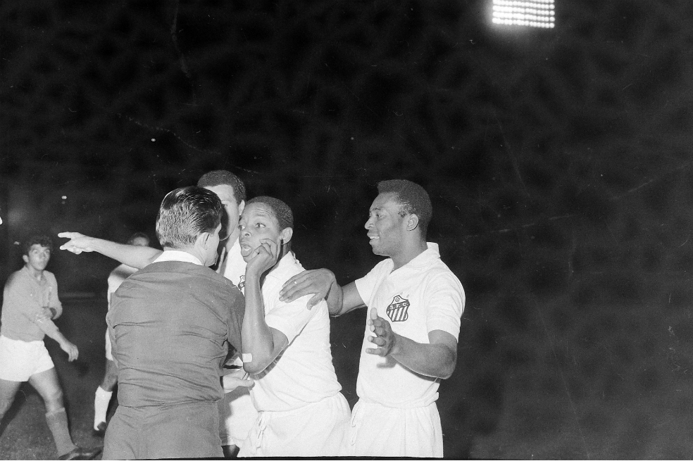 Las imágenes de la disputa entre "El Chato" Velásquez y el Santos de Pelé