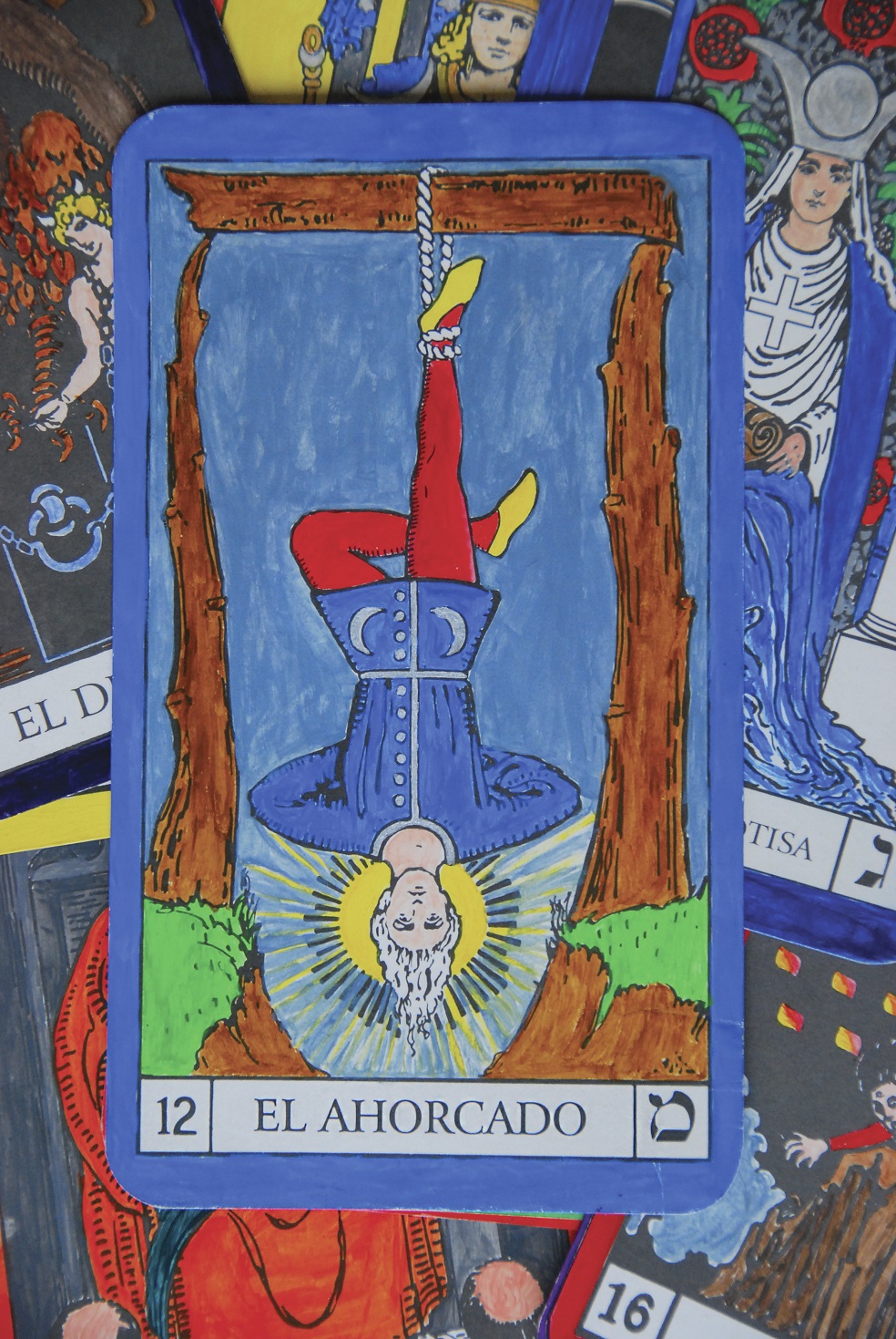 PRIMER INTERLUDIOLe PenduMariela Agudelo[Acompaño a mi hijo Alessandro a ver unas amigas de la escuela de cine. Cuando llegamos, tres de ellas están leyendo el tarot. Y Alessandro les comenta: «A mí me habían dicho que, gracias a la revolución, todos los cubanos sabía leer y escribir. Pero veo que lo que saben leer es el tarot». A pesar de mi escepticismo sobre los métodos de adivinación, por puro pasatiempo le pido a una de las niñas que le pregunte al tarot simplemente lo siguiente: «¿Está vivo, o muerto?». Va poniendo las cartas, una a una, con parsimonia, y veo con horror a un hombre colgado de un pie. La tarotera me dice: «Está vivo, pero inmovilizado». Quedé completamente sorprendido, y es obvio decir que estas bellas cubanas (al contrario de Barba Roja) no sabían nada de lo que estaba pasando en Colombia y menos del motivo que me había llevado a Cuba.]