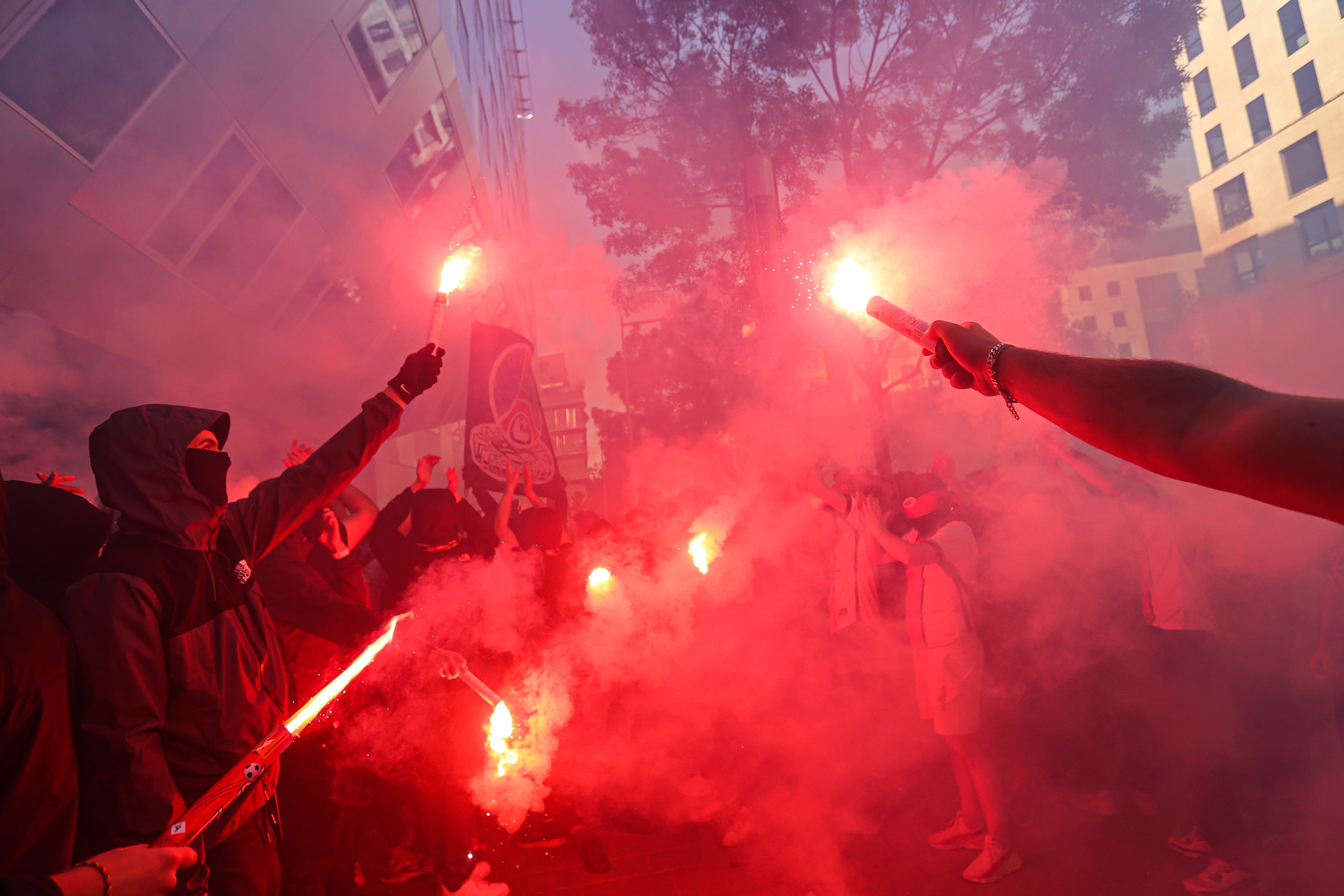 Ultras del PSG piden la salida de Lionel Messi y Neymar