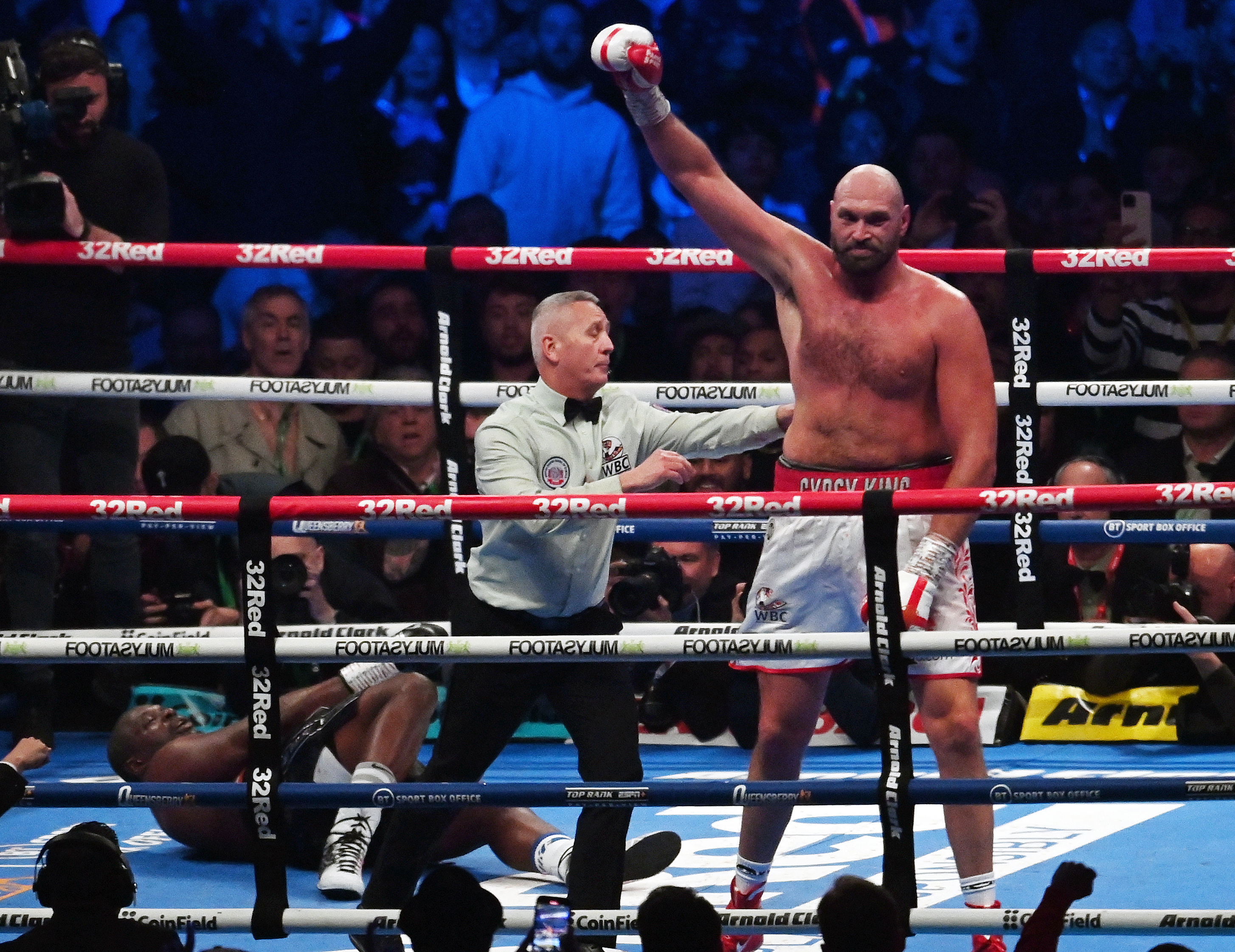 Tyson Fury retuvo el título mundial de los pesos pesados