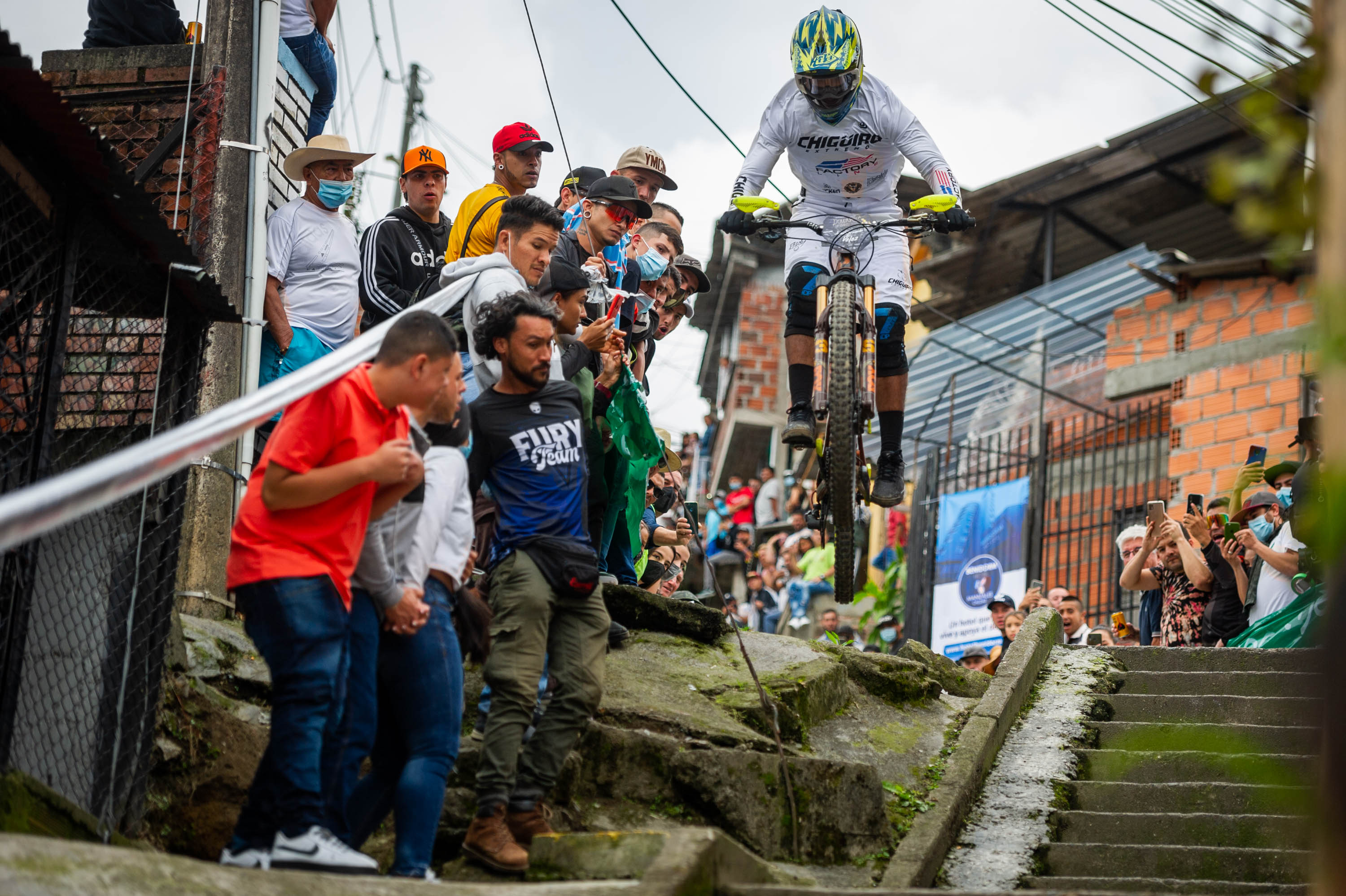 Juan Fernando Vélez, campeón del Downhill Urbano de la Feria de Manizales