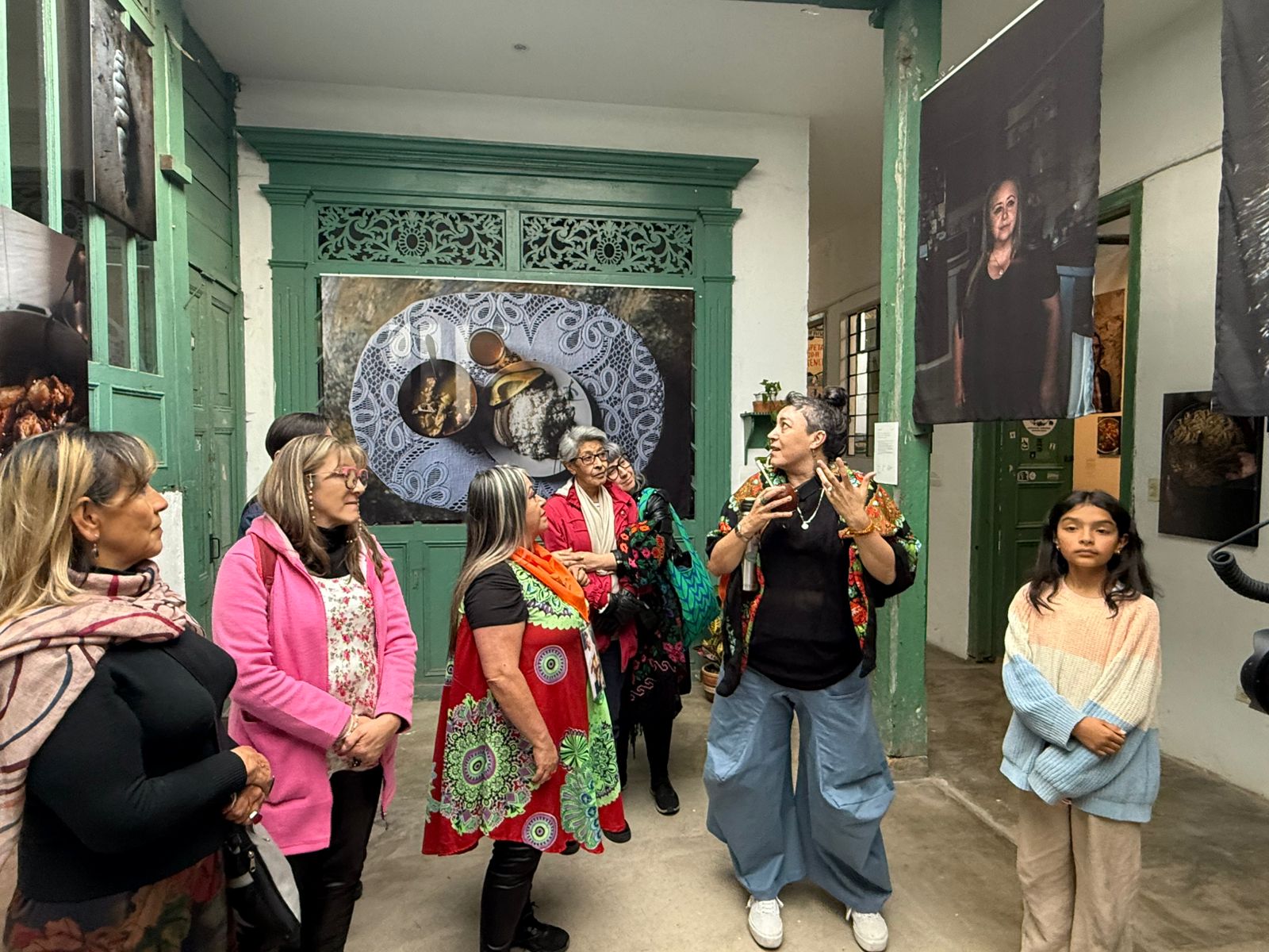 La fotógrafa Zahara Gómez junto a buscadoras en la exposición del Recetario para la Memoria en Bogotá.