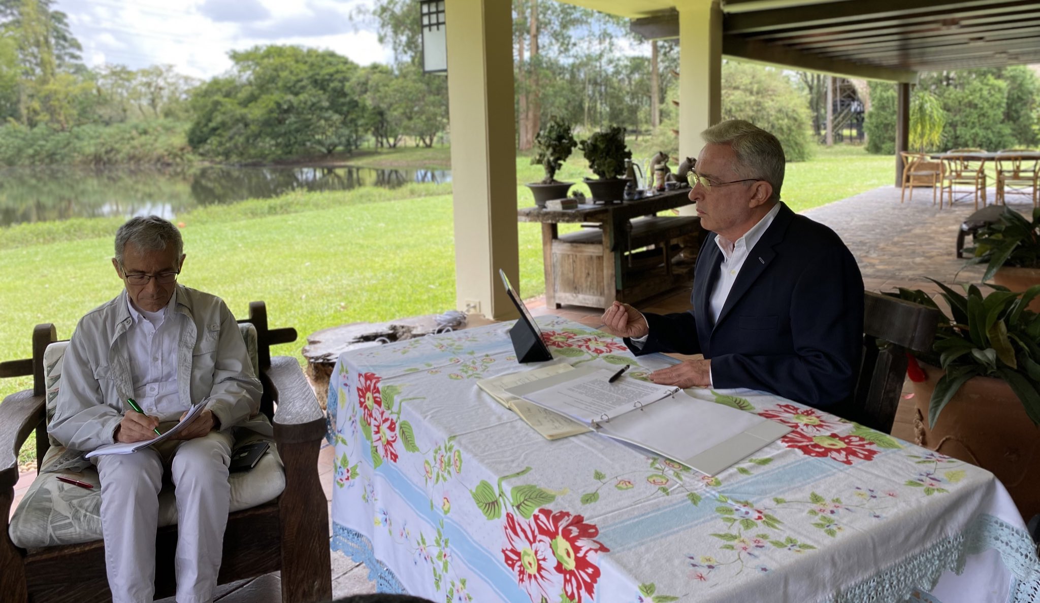 “No estamos ante un encuentro por la verdad”: víctimas critican a Uribe en la CEV