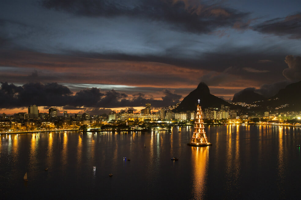 Así es el árbol de Navidad flotante más grande de América del Sur