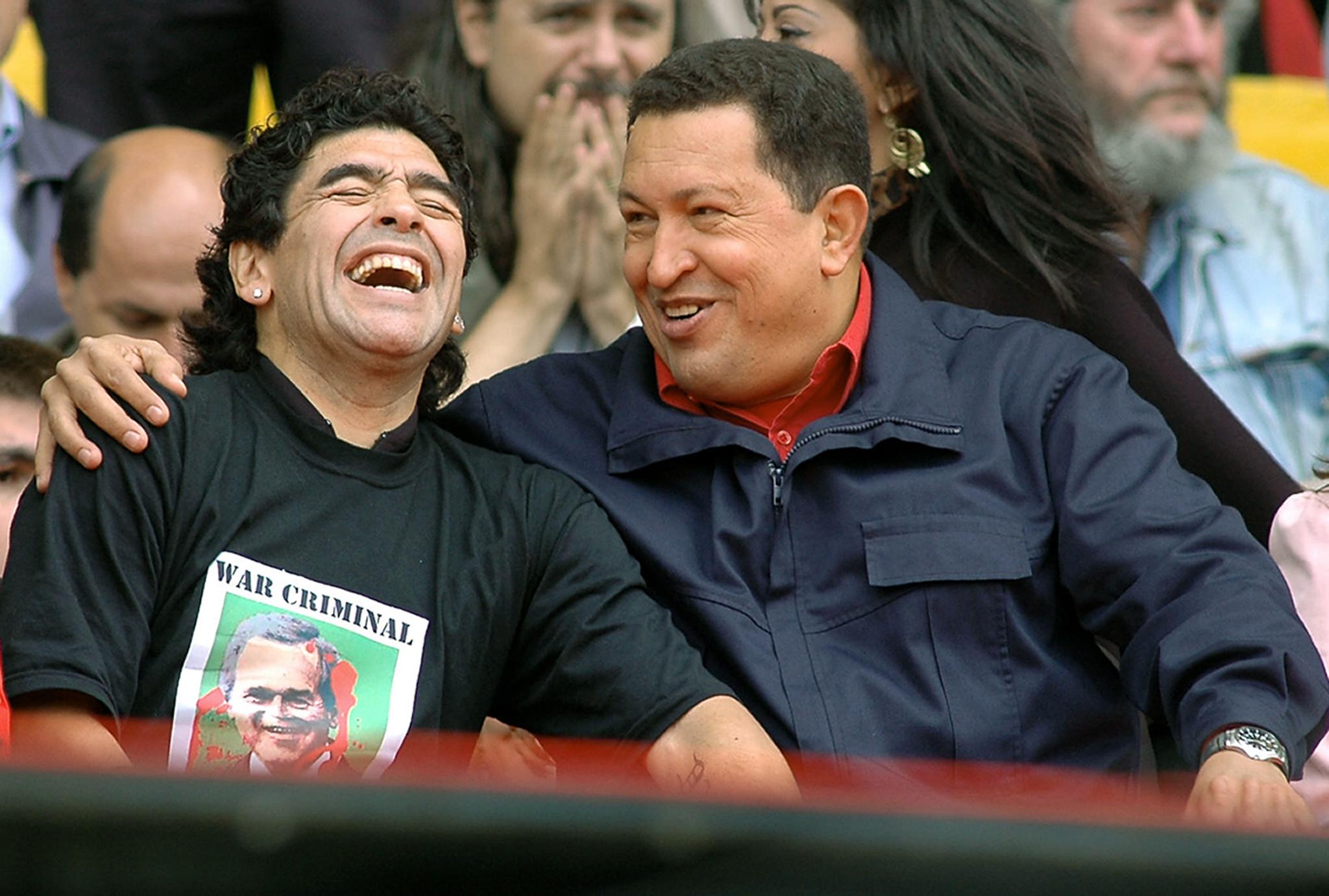 En esta foto de archivo tomada el 28 de enero de 2009, el presidente venezolano Hugo Chávez habla junto a la ex estrella del fútbol argentino Diego Maradona durante una ceremonia en Caracas.