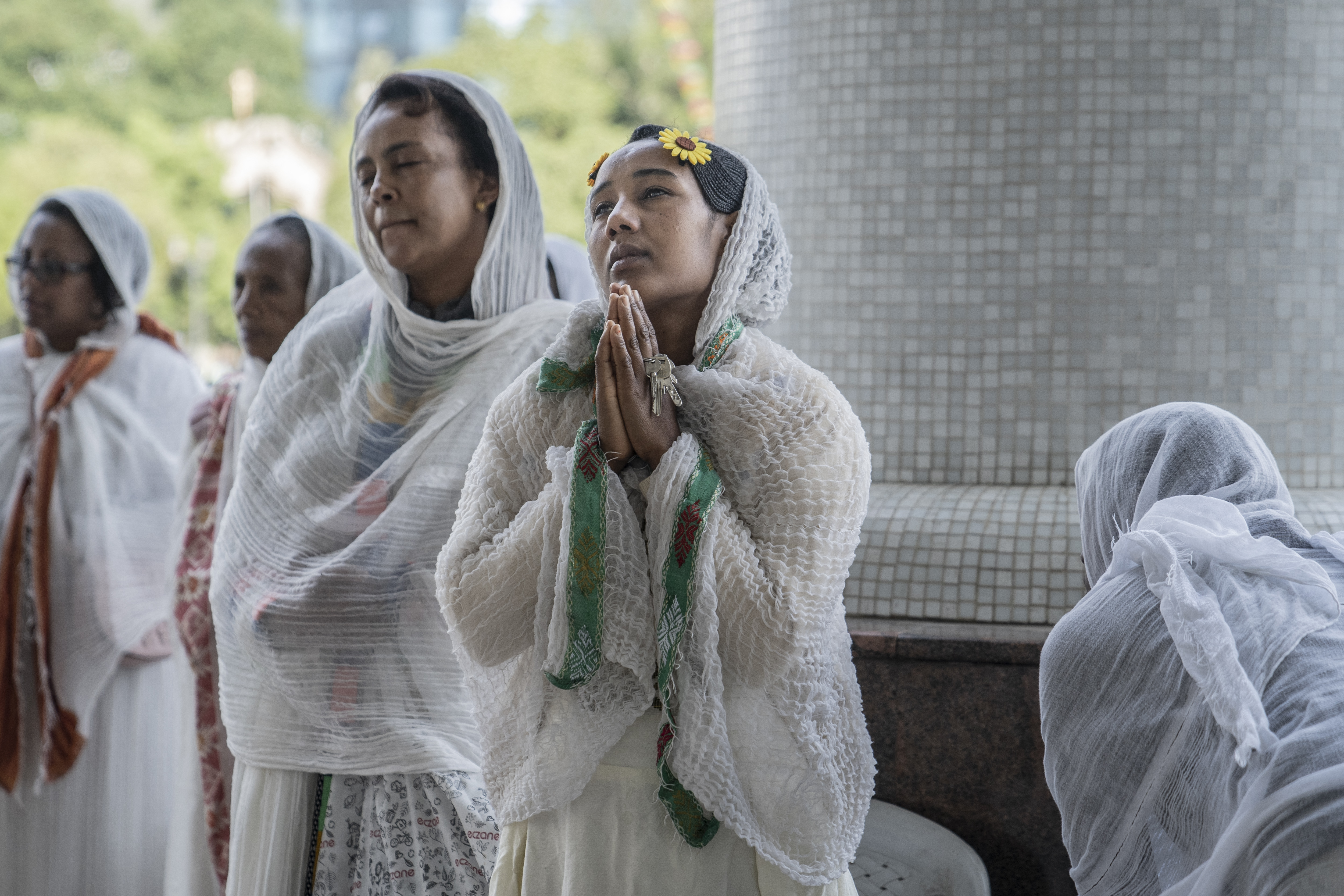 Mujeres devotas ortodoxas rezan en la Iglesia Bole Medhanialem durante Enkutatash, la festividad del Año Nuevo etíope en Addis Abeba, Etiopía, el 11 de septiembre de 2022.