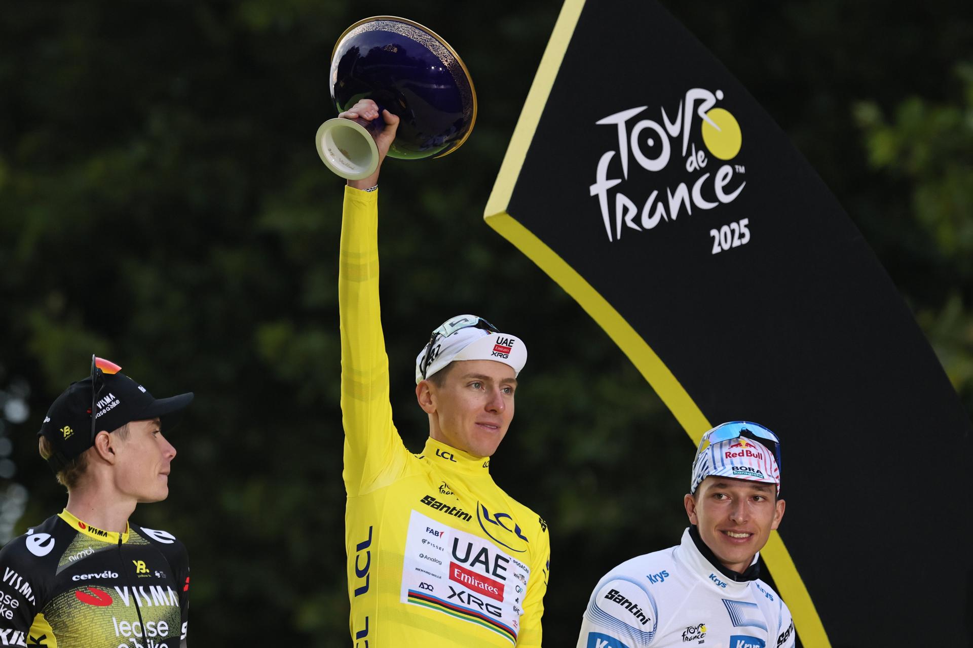 (France), 27/07/2025.- First placed Slovenian rider Tadej Pogacar (C) of UAE Team Emirates, second placed Danish rider Jonas Vingegaard (L) of Team Visma-Lease a Bike and thrid placed German rider Florian Lipowitz (R) of Red Bull - BORA - hansgrohe team pose on the podium after the 21st and last stage of the Tour de France cycling race over 132.3km from Mantes-la-Ville to Paris, France, 27 July 2025. (Ciclismo, Francia) EFE/EPA/CHRISTOPHE PETIT TESSON
