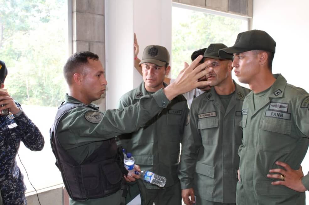104 militares venezolanos han desertado y cuatro cónsules han regresado al país