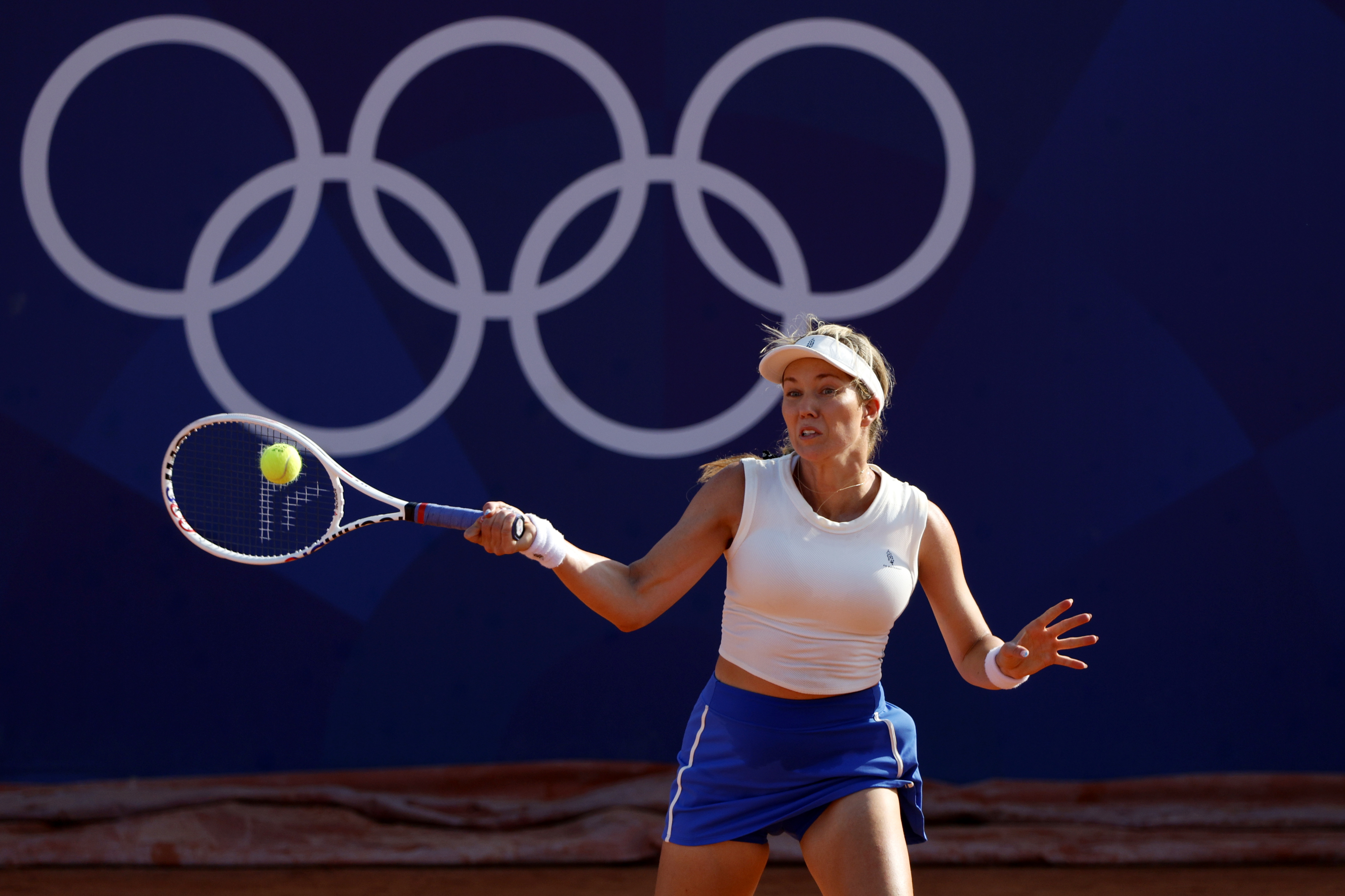 Paris (France), 29/07/2024.- Danielle Collins of the US in action during the Women's Singles second round match against Caroline Wozniacki of Denmark at the Tennis competitions in the Paris 2024 Olympic Games, at the Roland Garros in Paris, France, 29 July 2024. (Tenis, Dinamarca, Francia) EFE/EPA/FRANCK ROBICHON