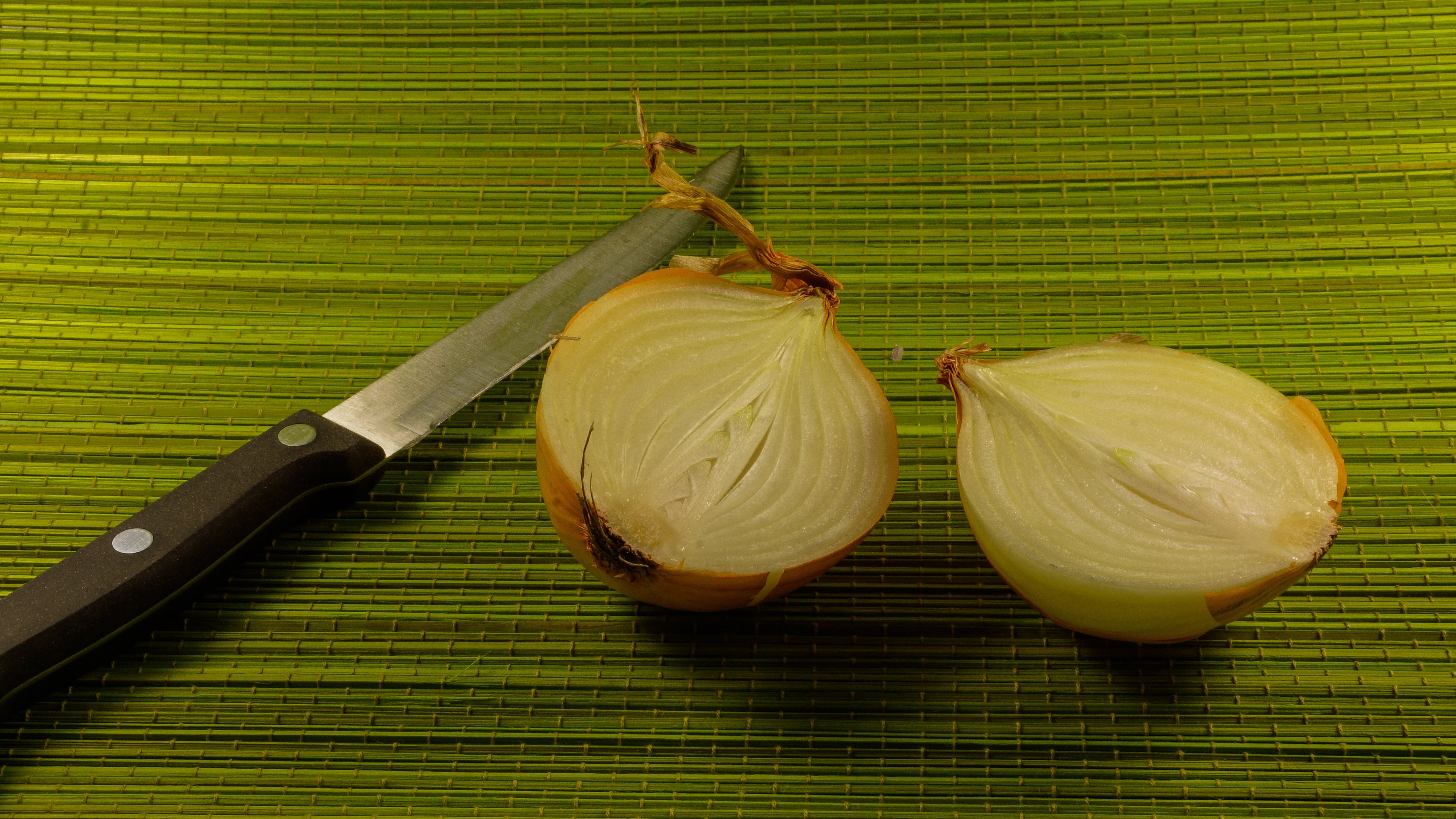 ¿Cómo no llorar al cortar cebolla? Estos son algunos trucos caseros