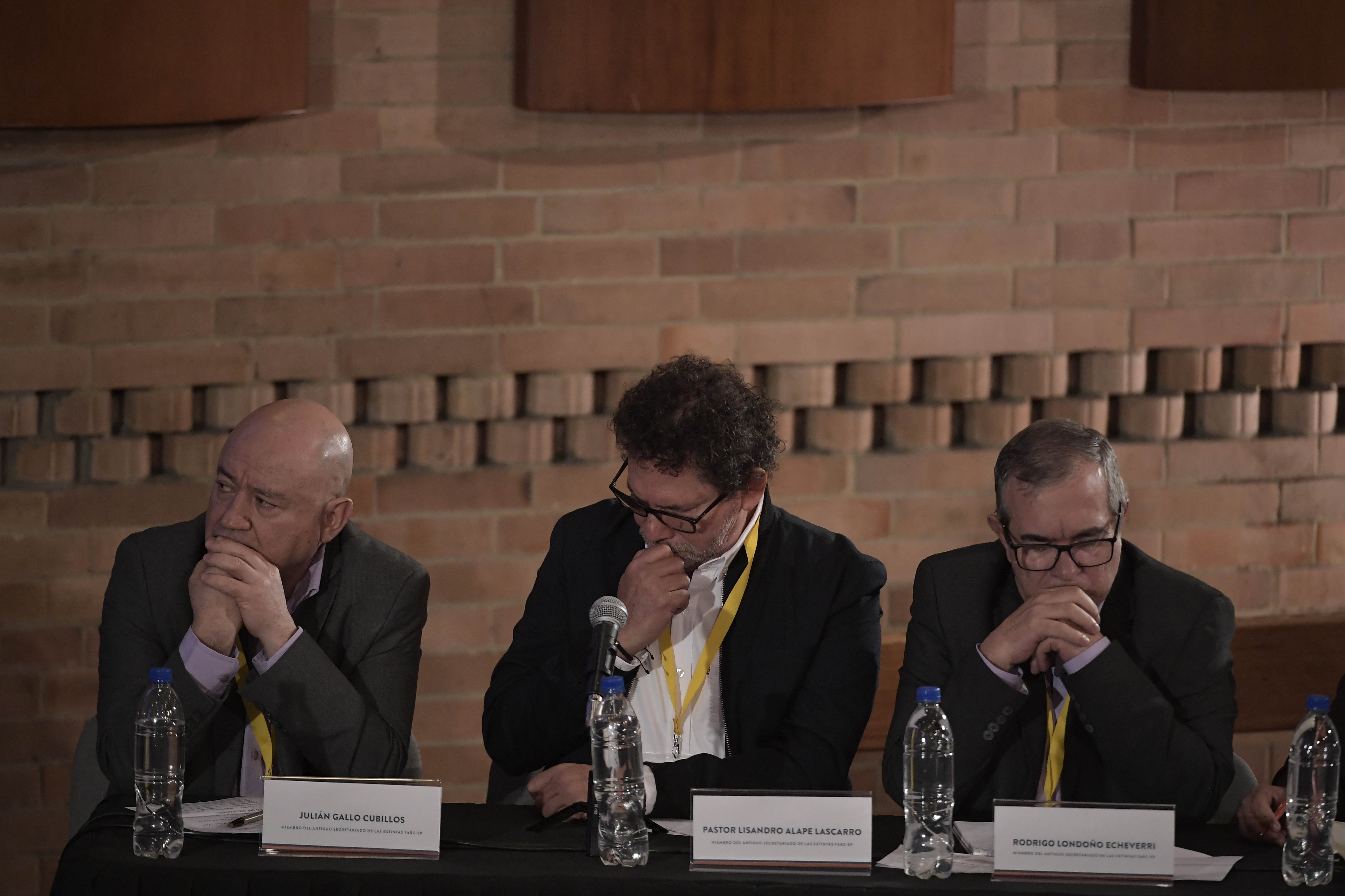 Julián Gallo Cubillos, Pastor Alape, Rodrigo Londoño, Rodrigo Granda, Milton de Jesús Toncel, Pablo Catatumbo y Jaime Alberto Parra, miembros del antiguo secretariado de la extinta guerrilla Farc, admitiendo su responsabilidad por los miles de secuestros durante la primer jornada de audiencias de reconocimiento ante víctimas y Magistrados de la JEP.