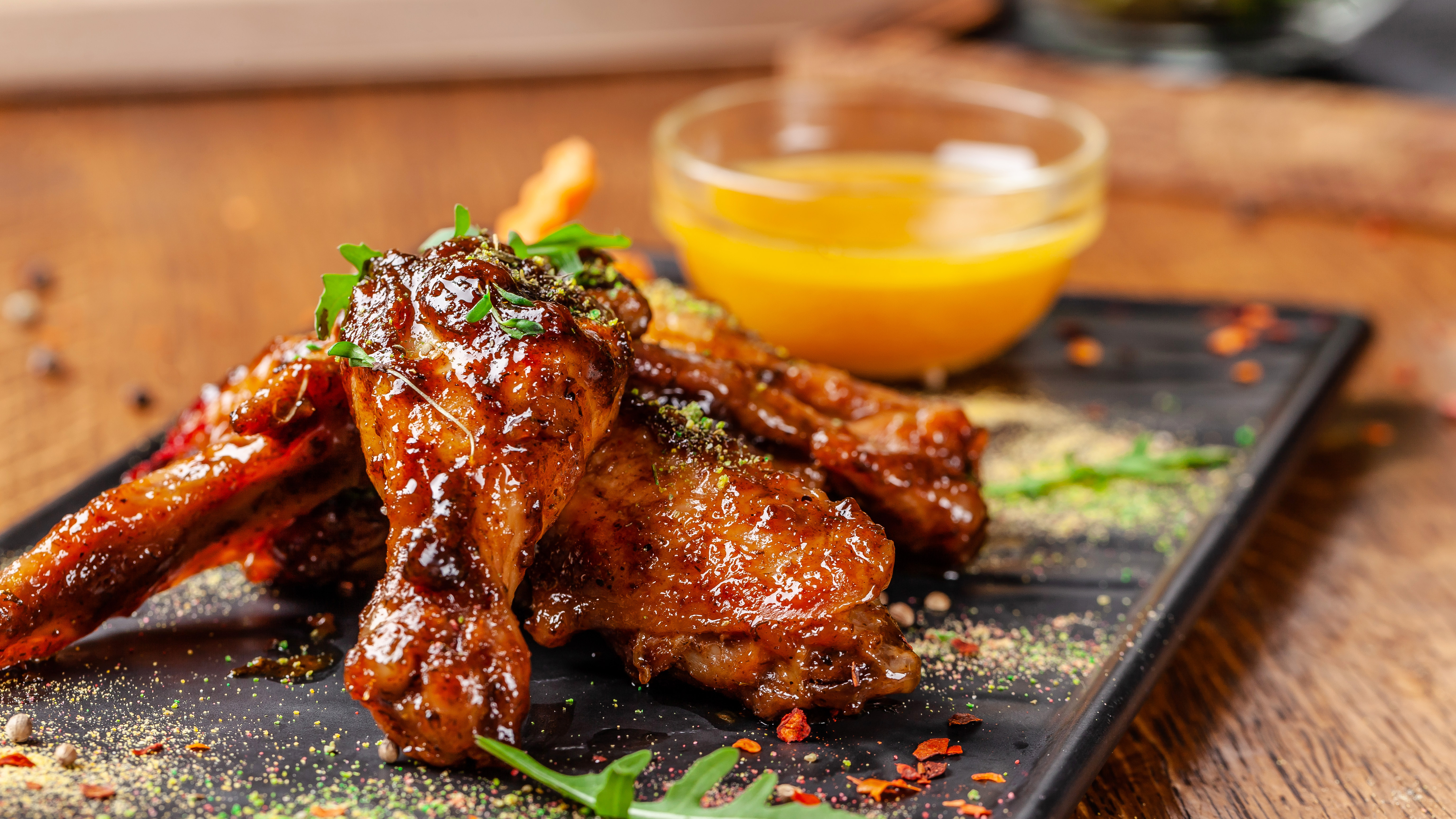 Así se prepara un pollo especiado con mantequilla saborizada