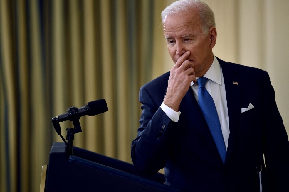 Biden pide no entrar en pánico por ómicron y presenta nuevo plan de batalla