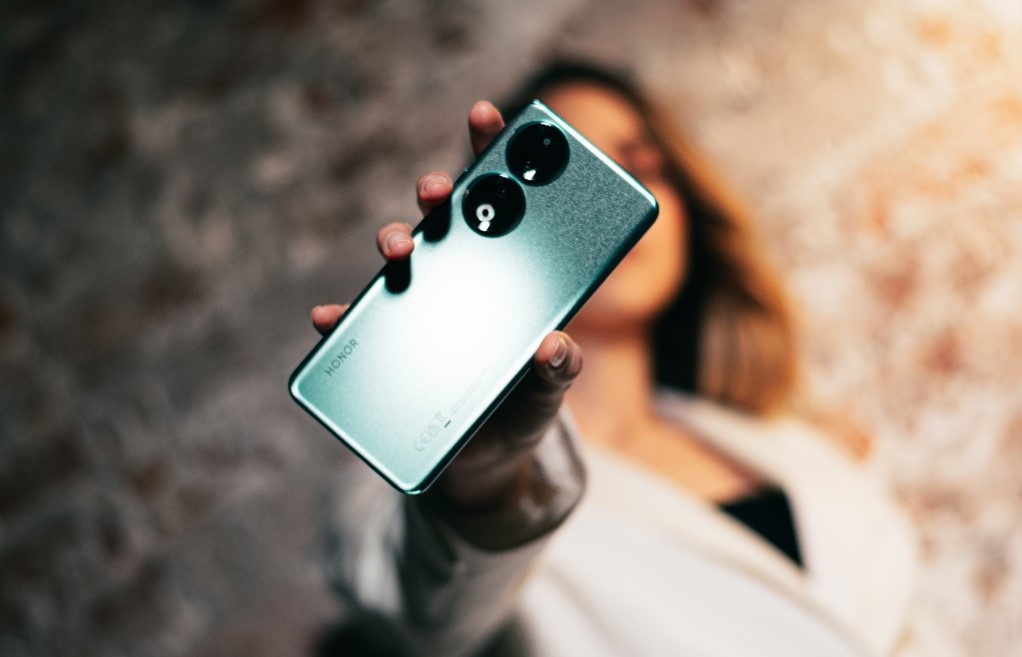 HONOR 90 integra Magic Text, que permite que el smartphone reconozca automáticamente el contenido de texto que aparece en imágenes y convertirlo en texto editable.
