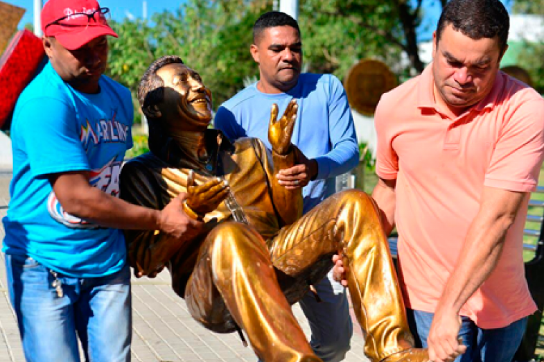 Desmontan escultura de Diomedes Díaz a la que le robaron hasta la medalla