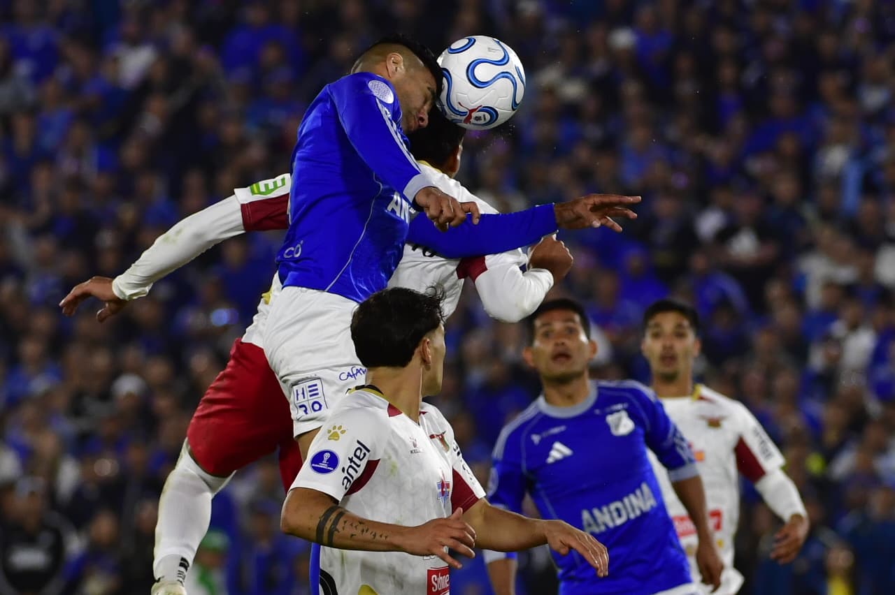 Radamel Falcao García ingresó al cotejo en el segundo tiempo luego de un golpe en la cabeza sufrido por Rodrigo Contreras.