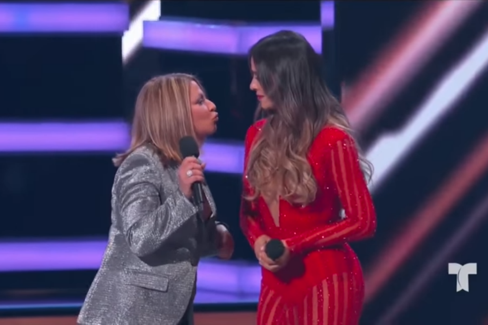 Beso entre Ana María Polo y Catherine Siachoque causó furor en la entrega de los Billboard