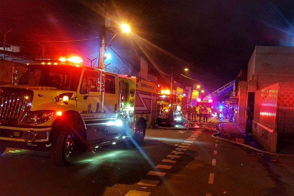 Se registró incendio en reconocido taller de motos en Medellín