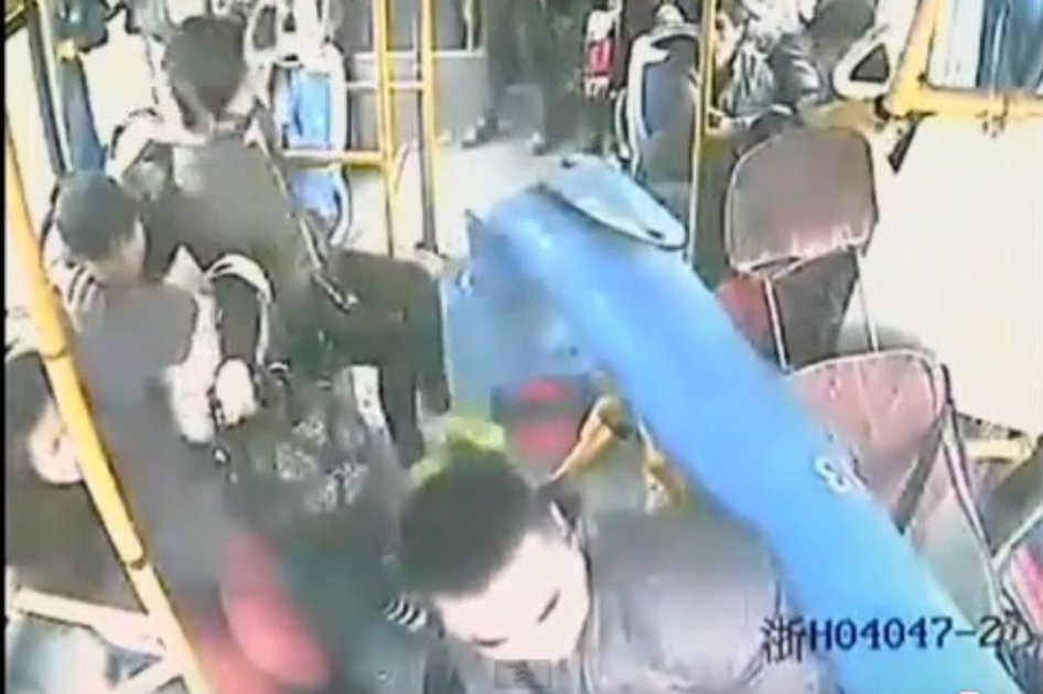 Conductor se salvó de ser aplastado por un poste