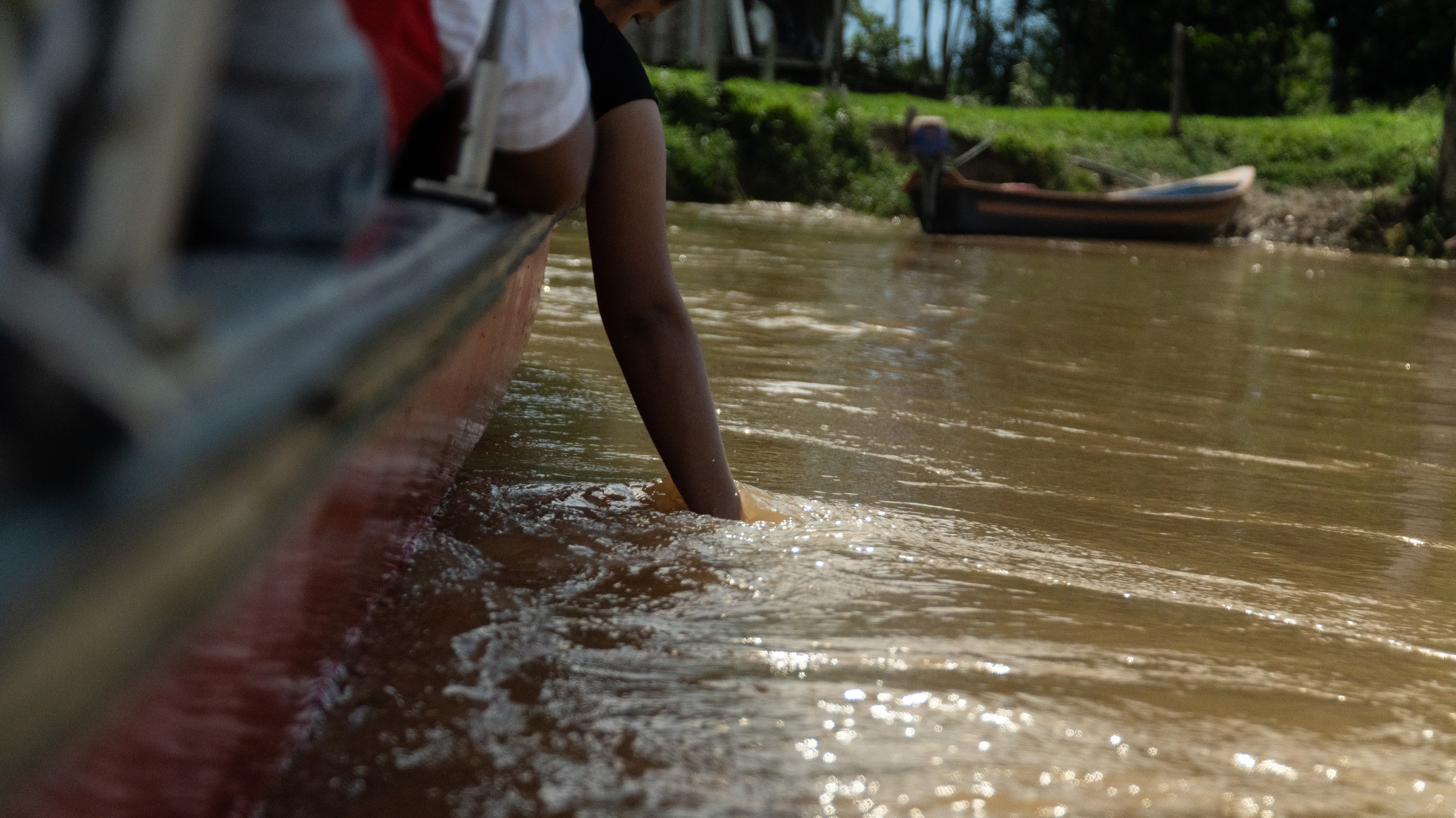 En este sentido, las aguas y los ríos también se vuelve un símbolo del trabajo y unión entre las personas y la naturaleza y el trabajo colectivo.